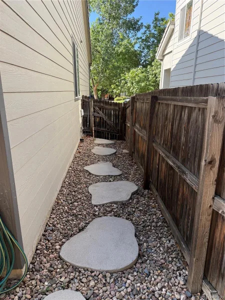 6827 W Rockland Place Littleton CO 80128 | MLS #REC8129740 08212026225907 800 19