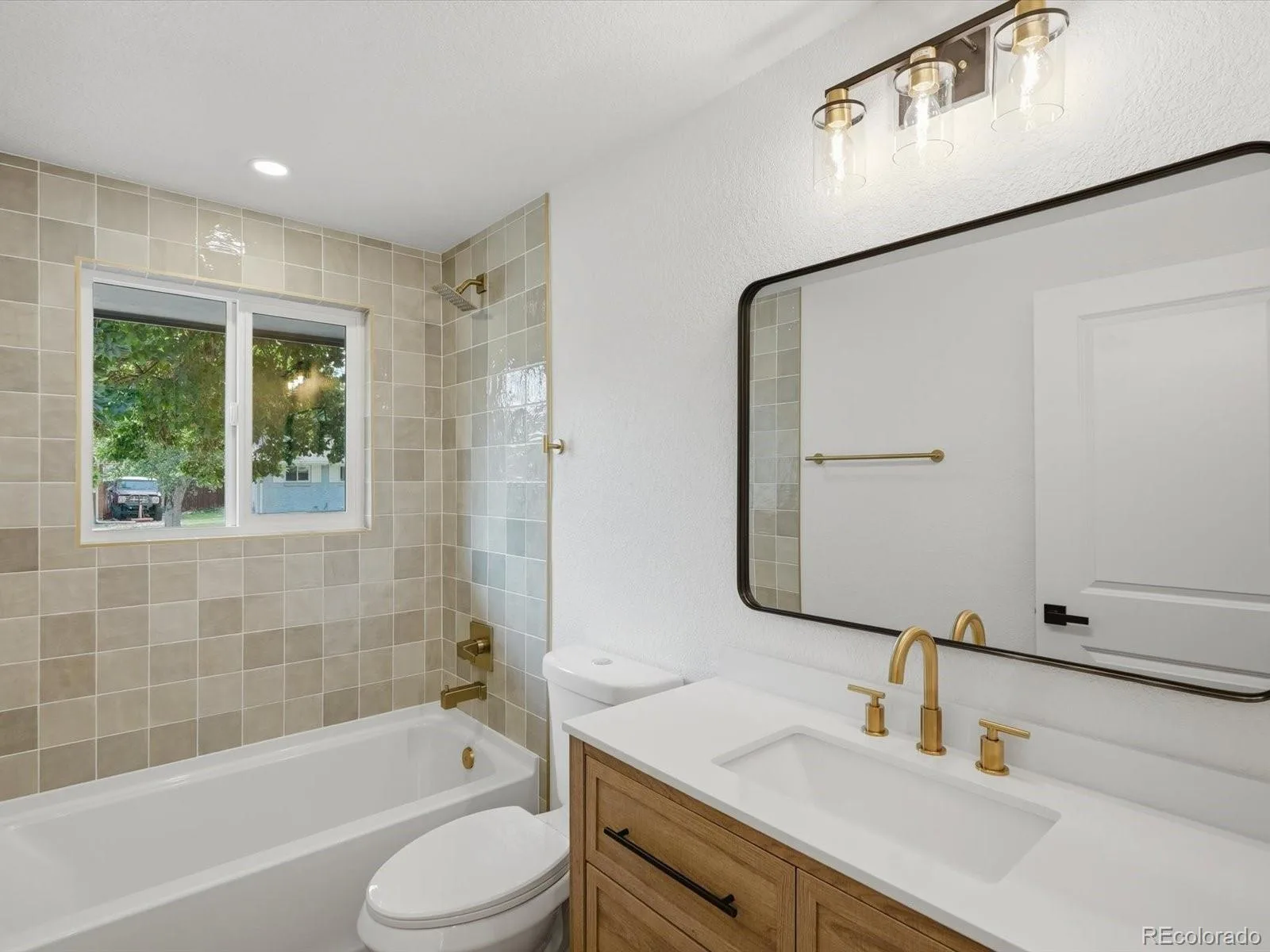 3455 W Powers Place Littleton CO 80123 | MLS #REC8142667 08152026222020 1600 22