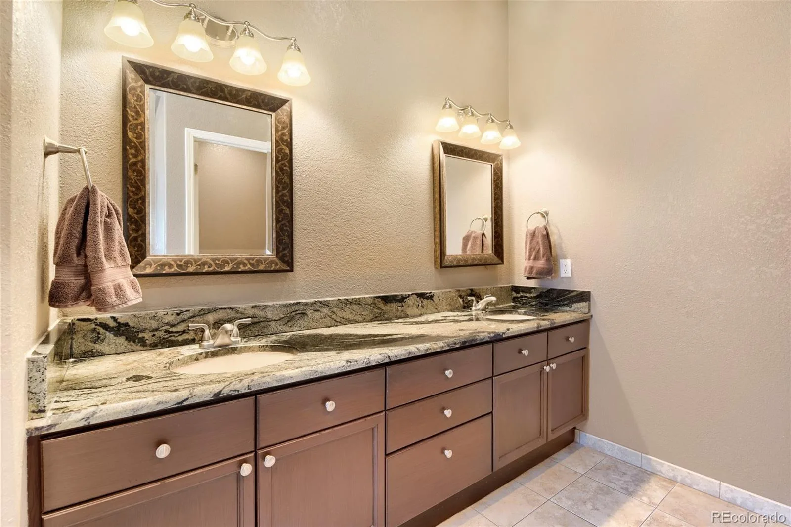 10083 Oak Leaf Way Littleton CO 80129 | MLS #REC8239160 08072026014345 1600 19