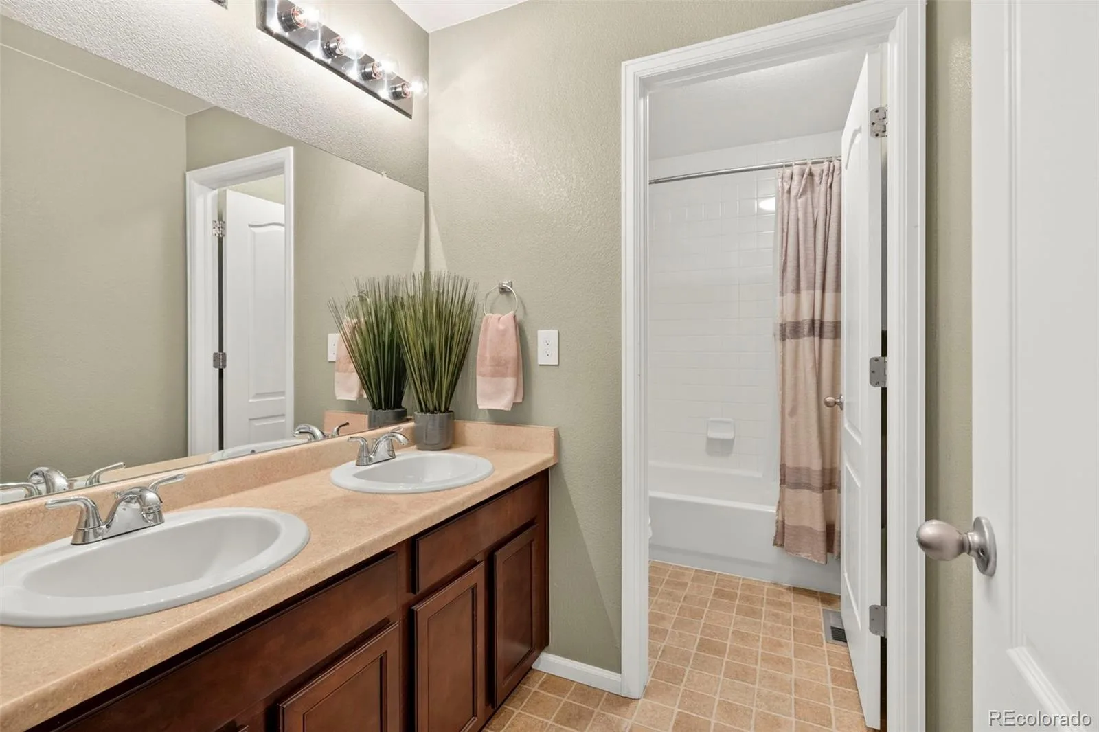 7151 S Oak Hill Circle Aurora CO 80016 | MLS #REC8261148 07222026152825 1600 18