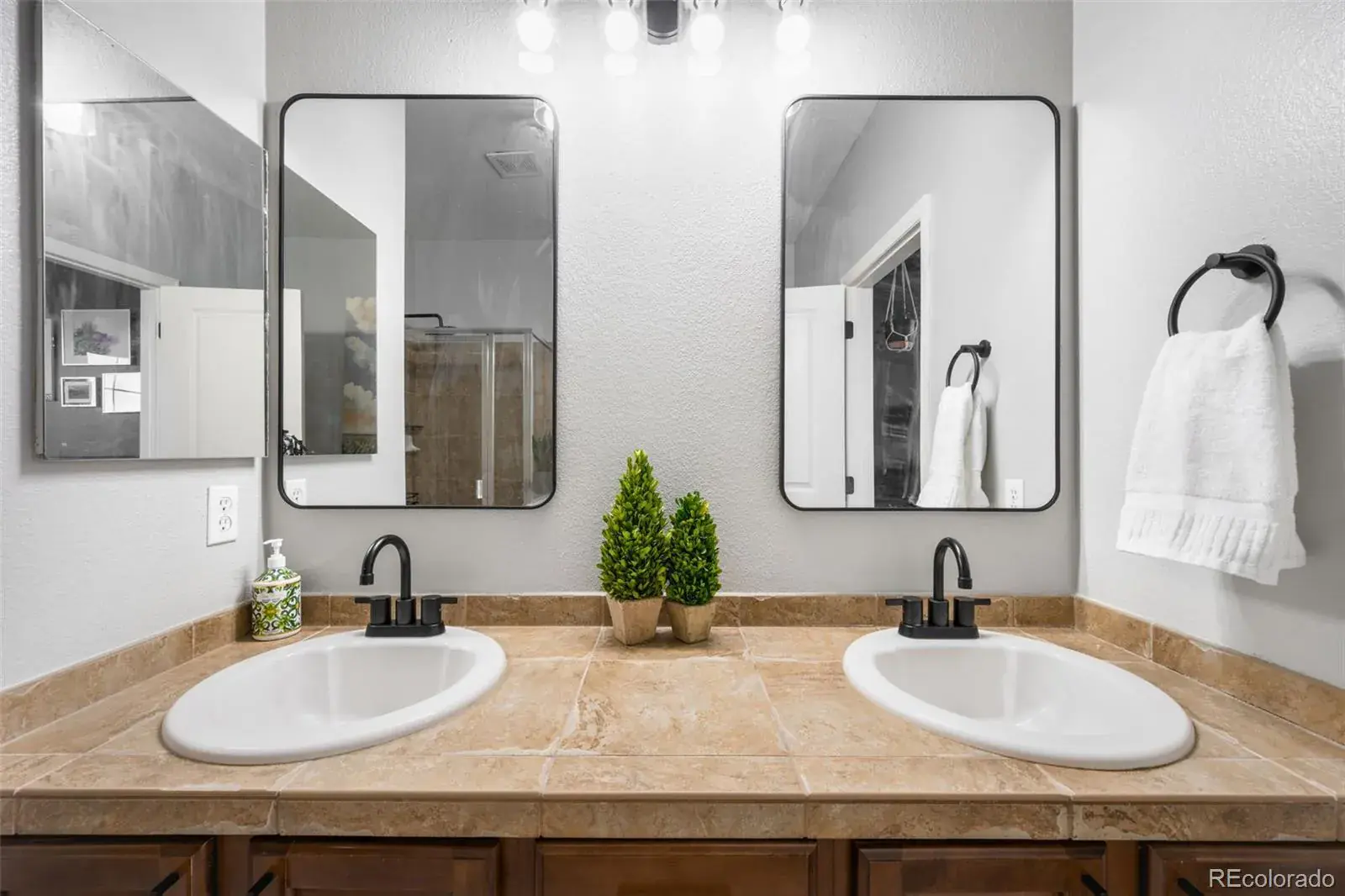 24573 E Hoover Place #36-2 Aurora CO 80016 MLS #REC8262443 02272026185133 1600 18