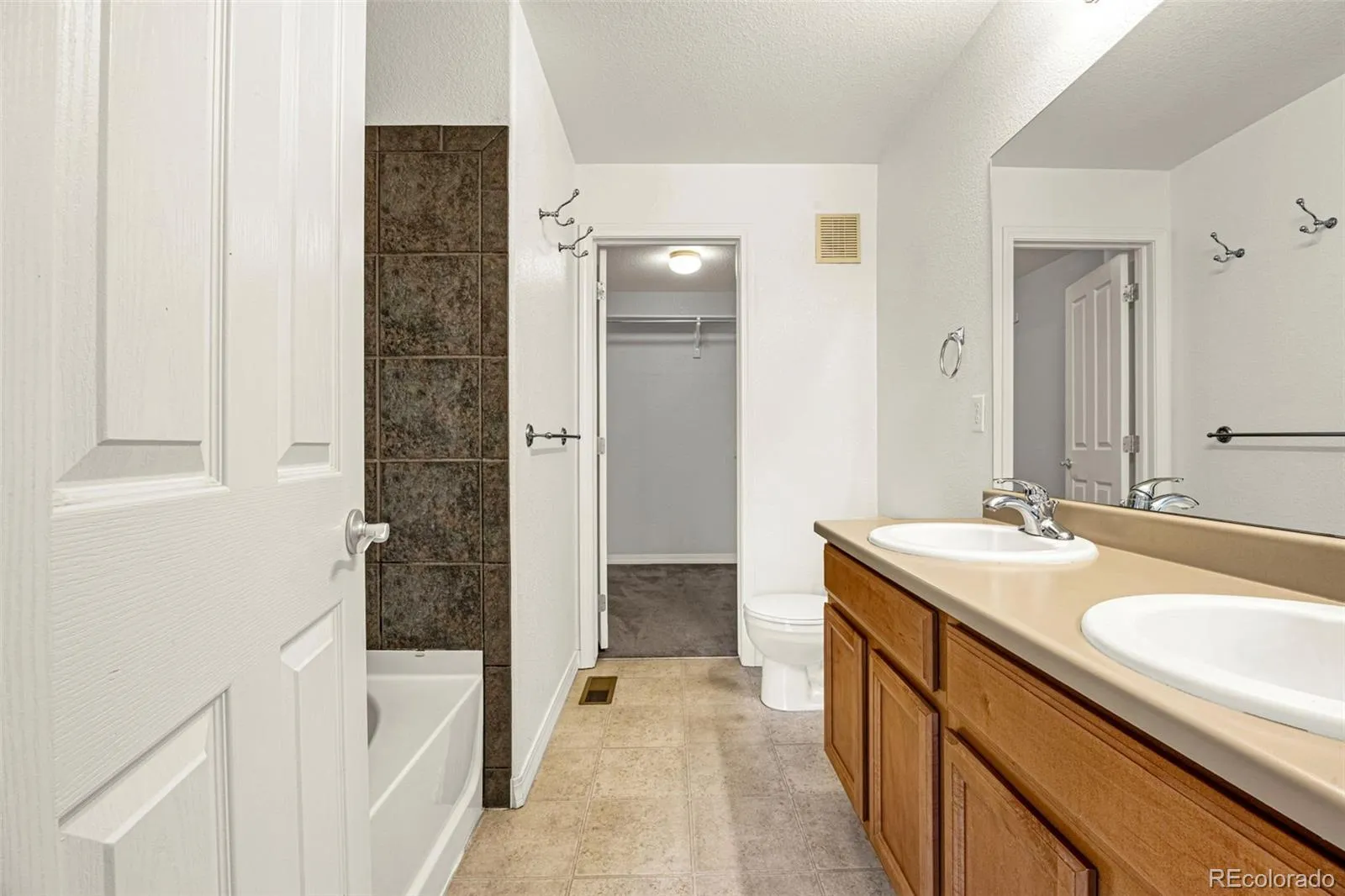 23560 Alamo Place #B Aurora CO 80016 MLS #REC8269099 04272026221105 1600 12