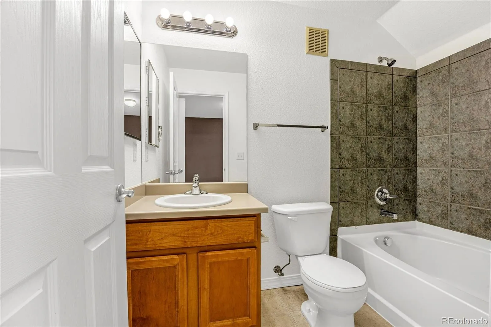 23560 Alamo Place #B Aurora CO 80016 MLS #REC8269099 04272026221105 1600 19