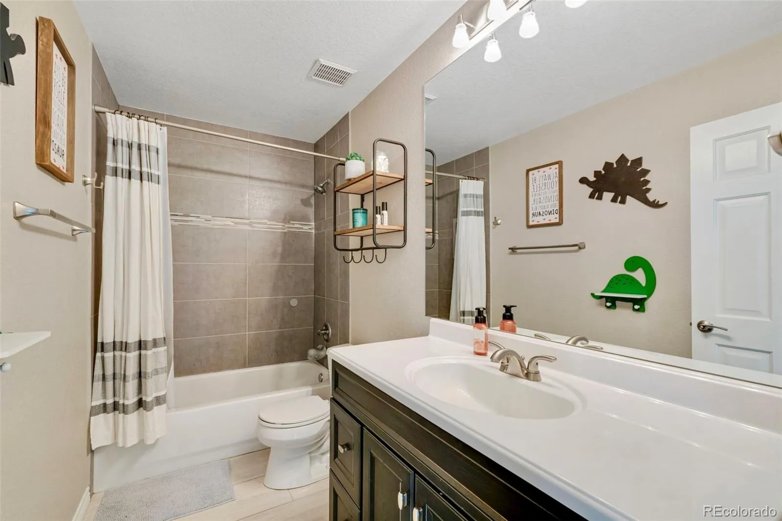 17701 E Powers Drive Centennial CO 80015 MLS #REC8270141 05072026021816 1600 25