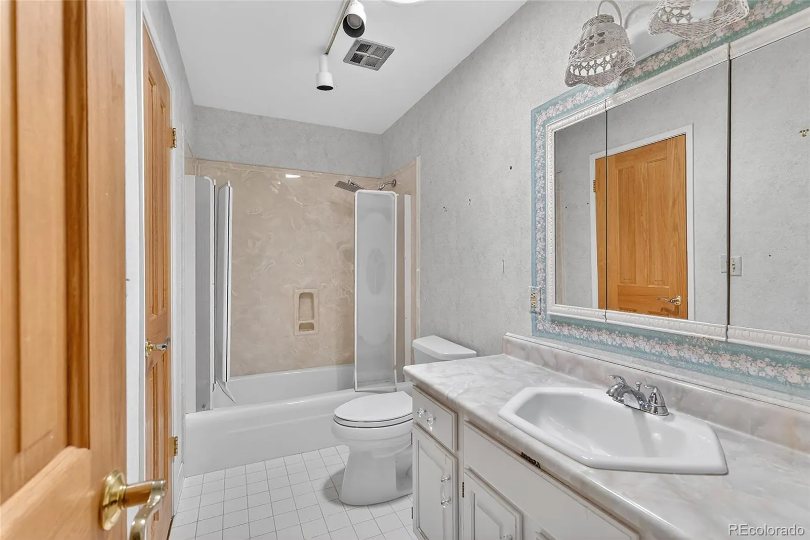 12513 W Alameda Drive Lakewood CO 80228 | MLS #REC8273903 05162026041612 1600 14