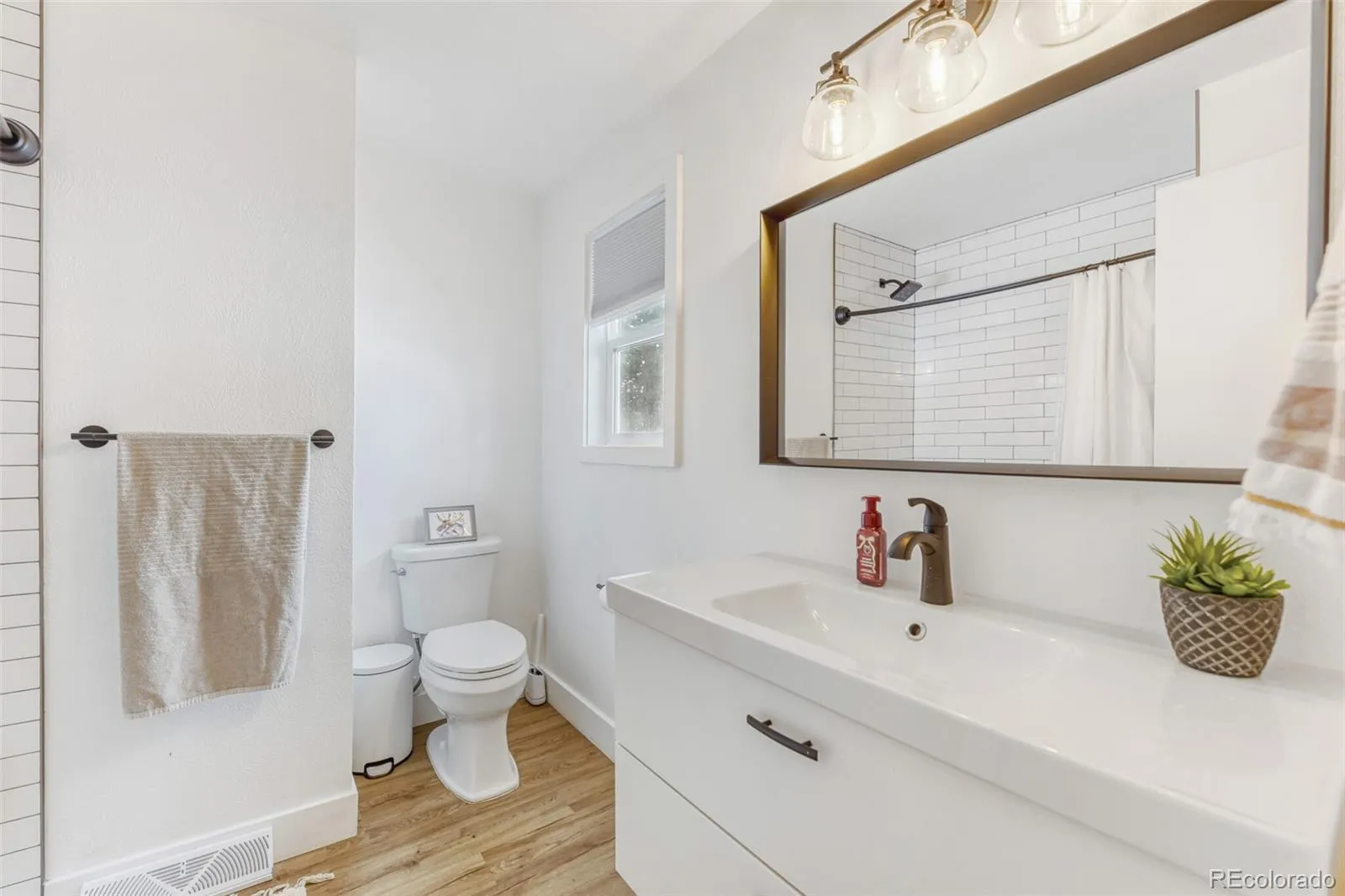 04102026195859 1600 17