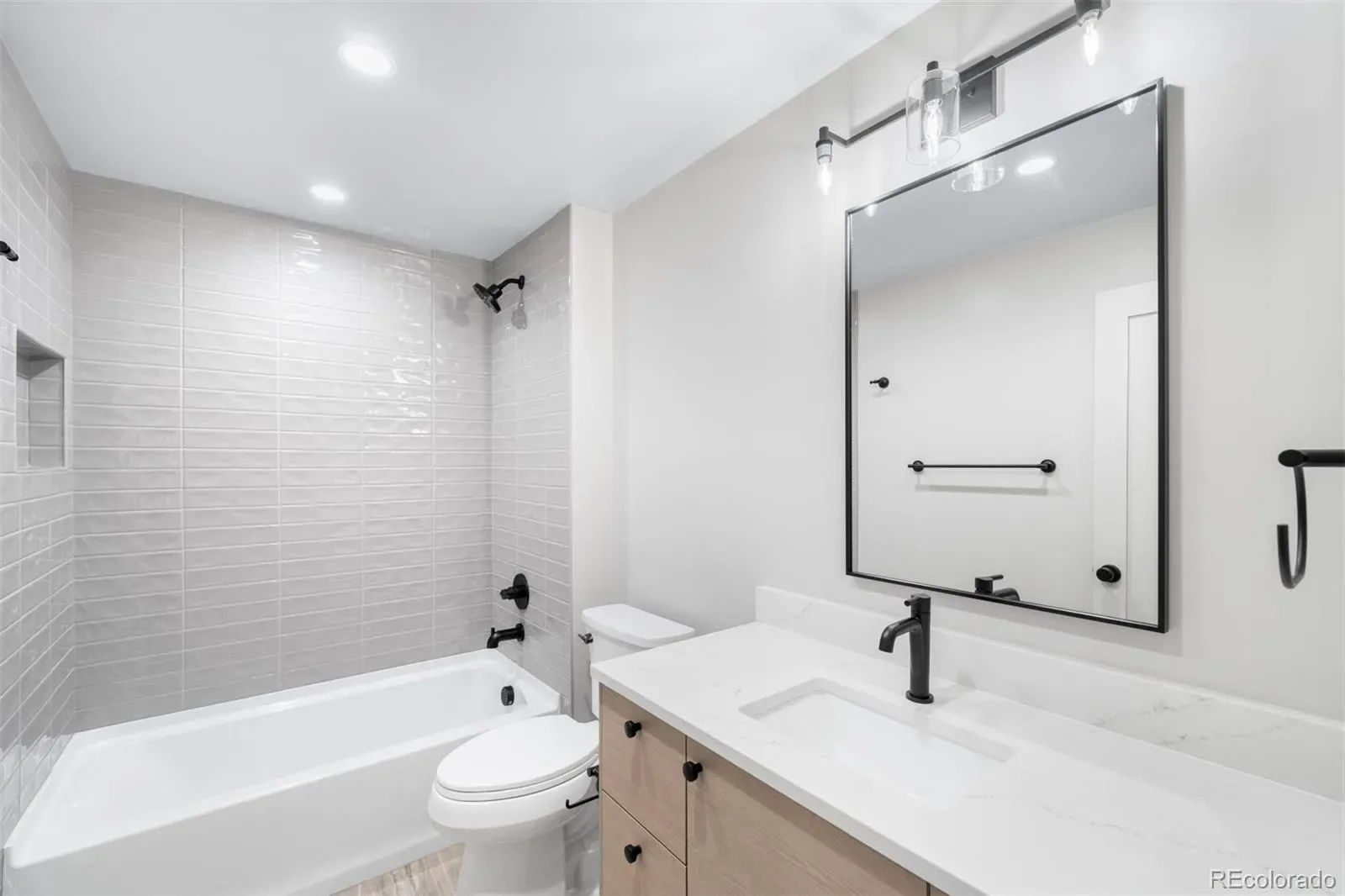 03262026204759 1600 32