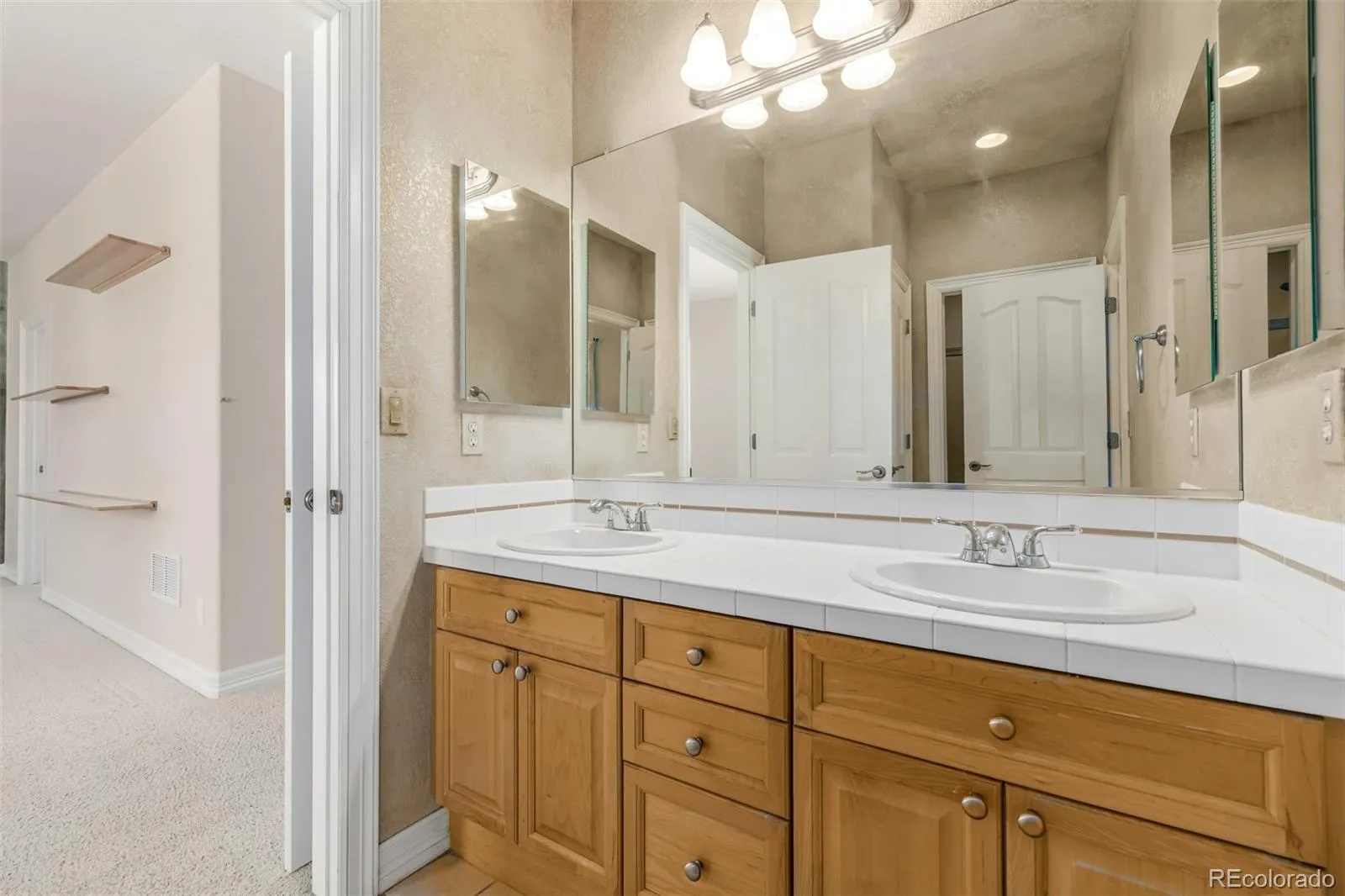 6615 S Quemoy Circle Aurora CO 80016 MLS #REC8432799 04092026030756 1600 24