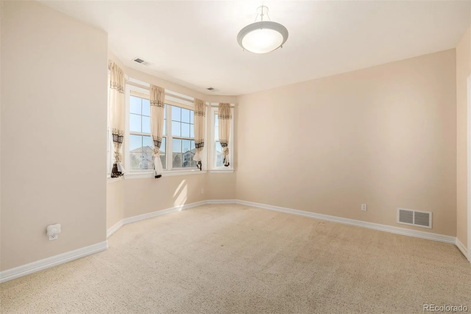 6615 S Quemoy Circle Aurora CO 80016 MLS #REC8432799 04092026030756 1600 26