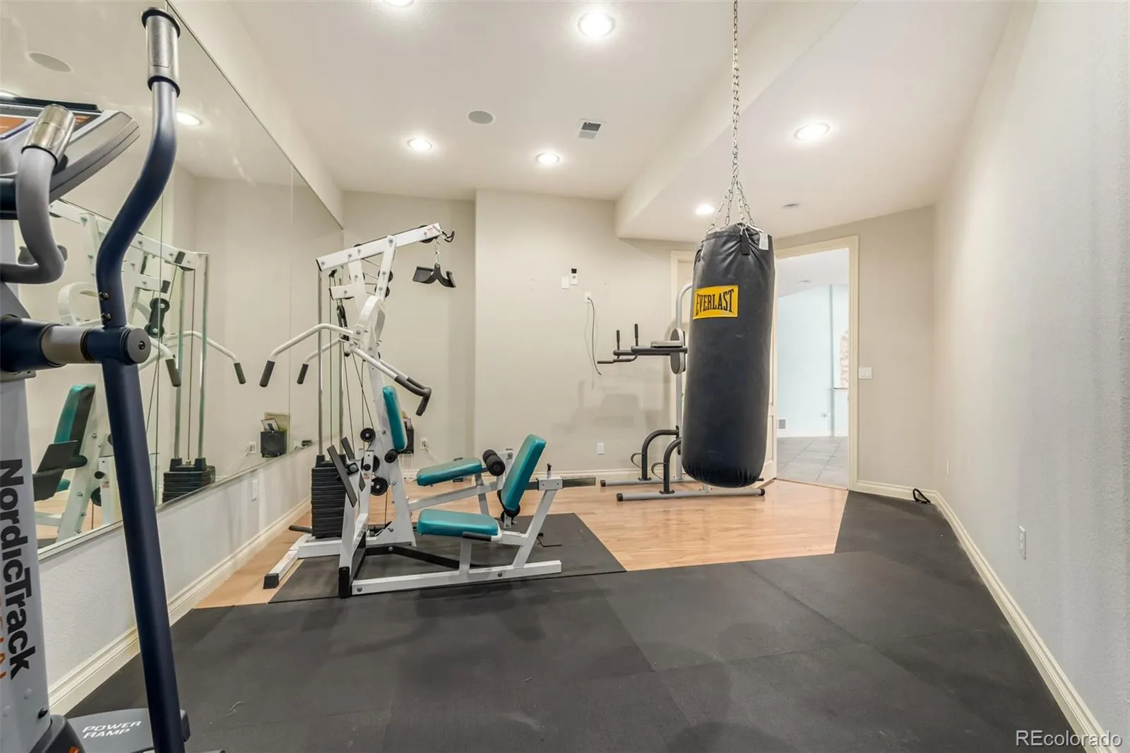 6615 S Quemoy Circle Aurora CO 80016 MLS #REC8432799 04092026030756 1600 41