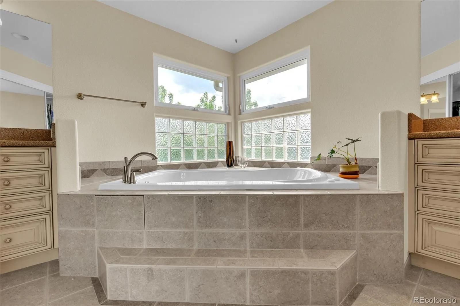 6493 S Sedalia Street Aurora CO 80016 MLS #REC8442780 05182026225645 1600 23
