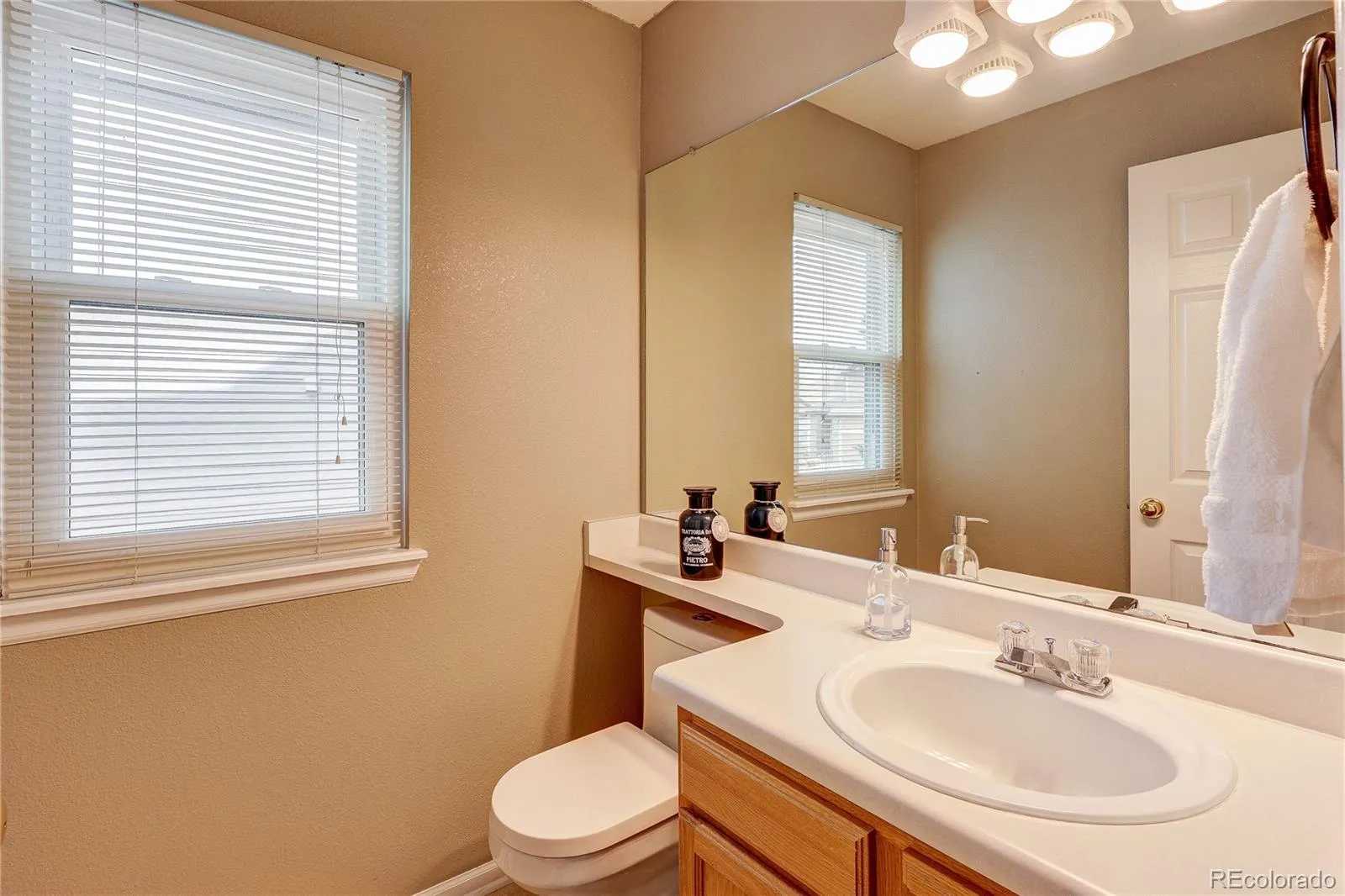 17808 E Oakwood Lane Aurora CO 80016 MLS #REC8444065 04302026010524 1600 19