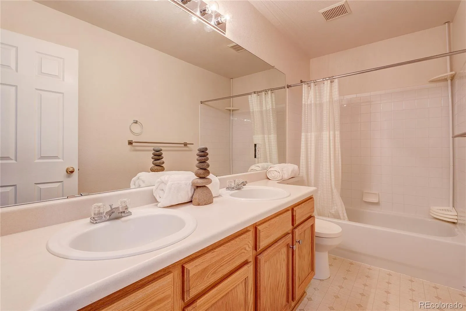17808 E Oakwood Lane Aurora CO 80016 MLS #REC8444065 04302026010524 1600 31