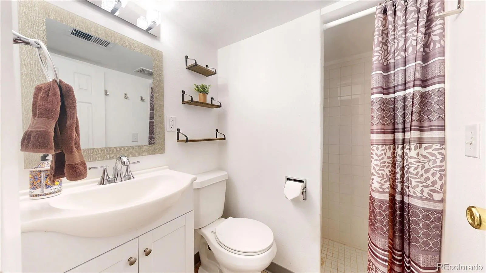 7027 Vivian Court Arvada CO 80004 MLS #REC8528719 05152026013450 1600 18