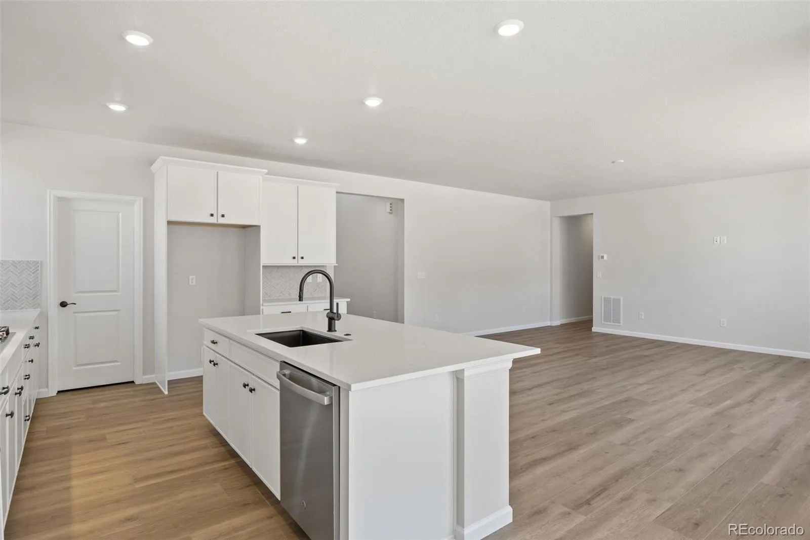 24376 E 35th Drive Aurora CO 80019 | MLS #REC8551469 07142026202601 1600 14