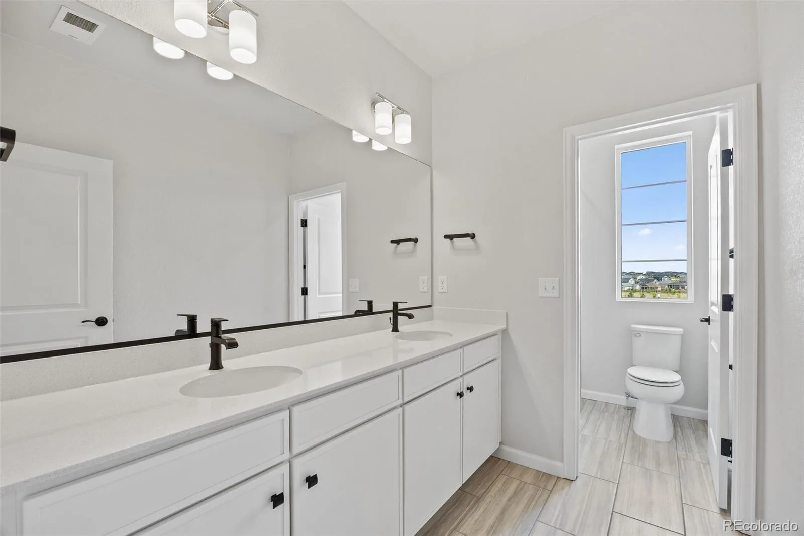 24376 E 35th Drive Aurora CO 80019 | MLS #REC8551469 07142026202601 1600 25