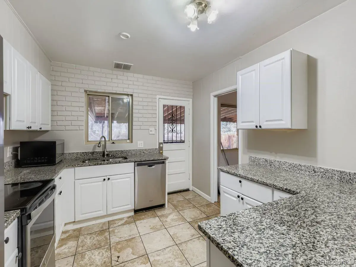 929 Quentin Street Aurora CO 80011 MLS #REC8563849 01102026010130 1200 7