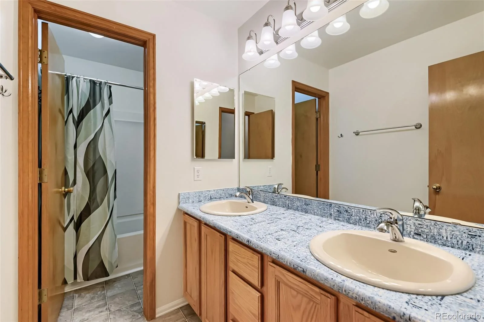 19024 E Chenango Circle Aurora CO 80015 | MLS #REC8592680 10172026234905 1600 24