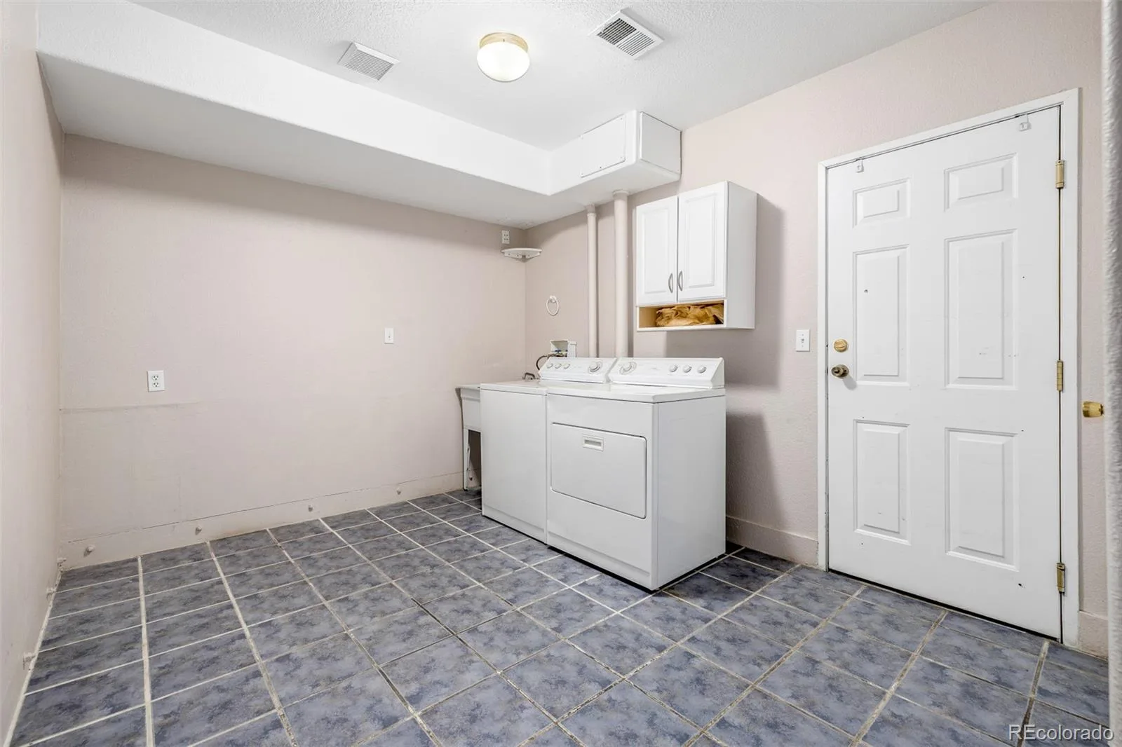 1326 S Danube Way #104 Aurora CO 80017 | MLS #REC8600532 10012026012336 1600 26
