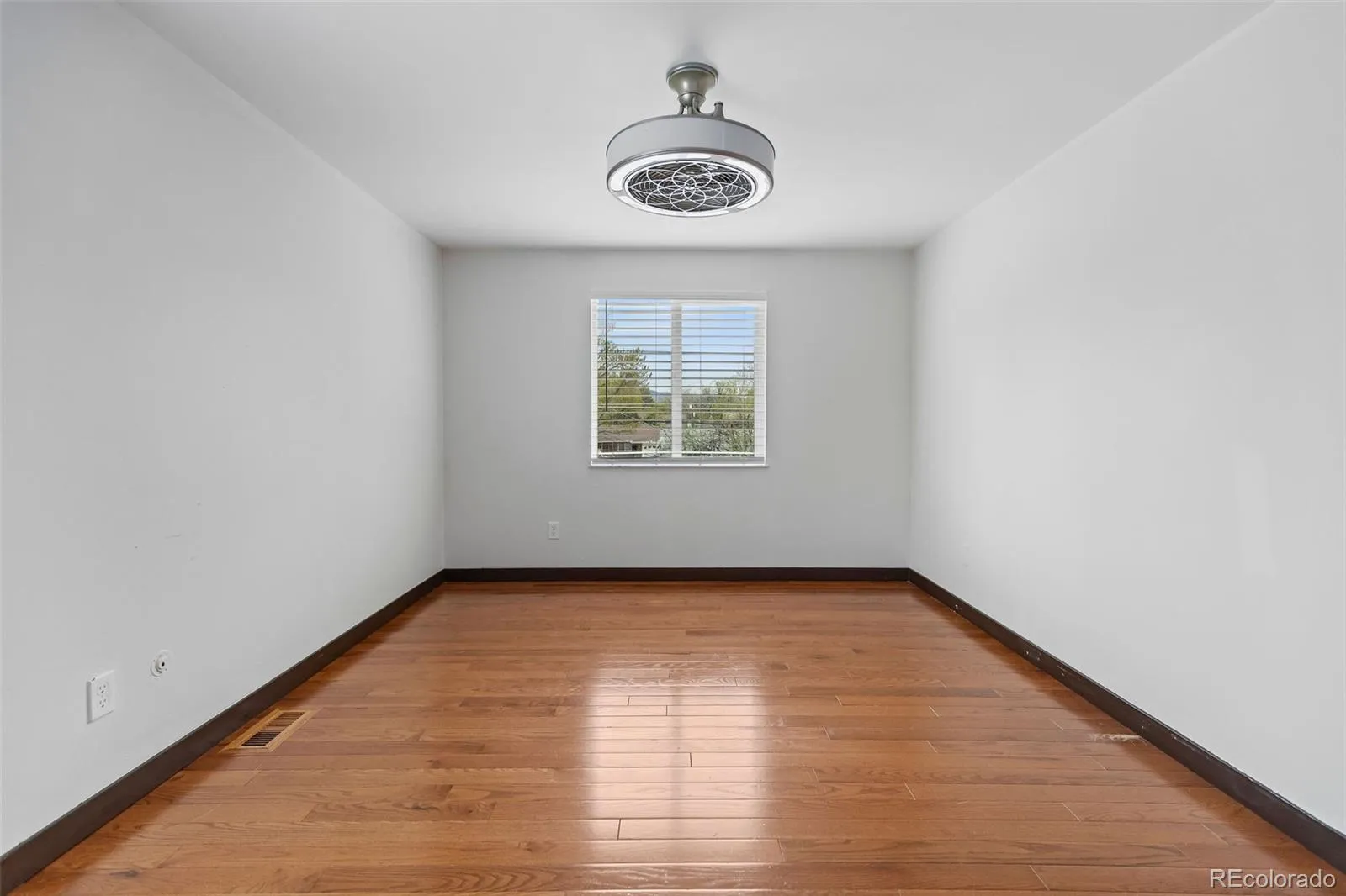 04162026203546 1600 24