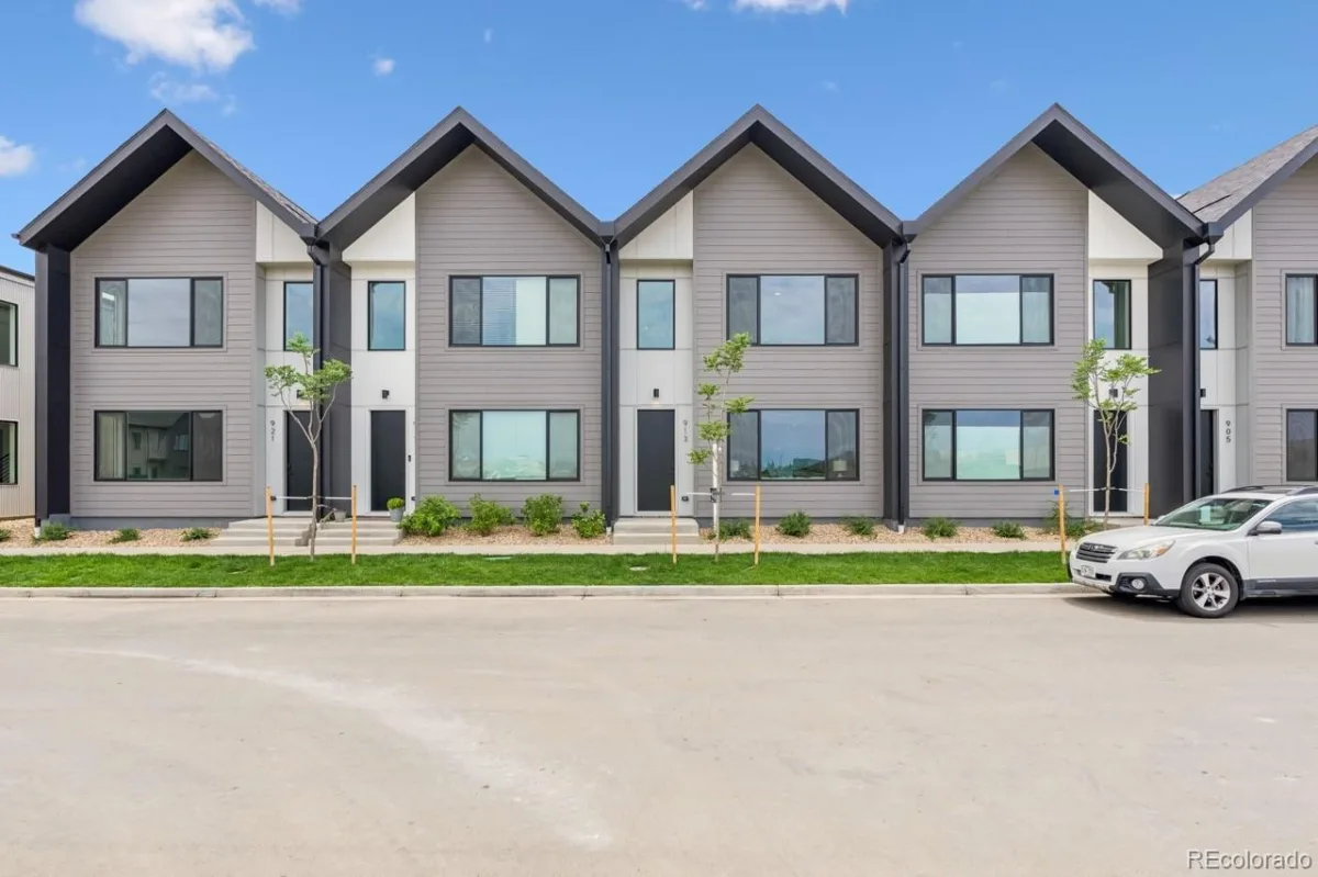 933 Edge Circle Longmont CO 80501 | MLS #REC8616013 08102026170556 1200 22