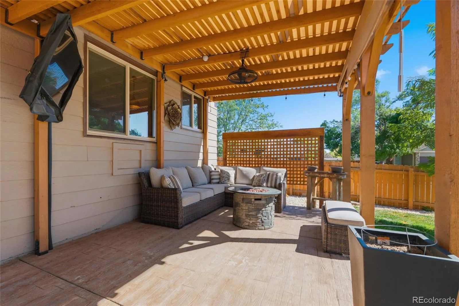 2201 Stuart Street Longmont CO 80501 MLS #REC8640897 06122026081432 1600 24