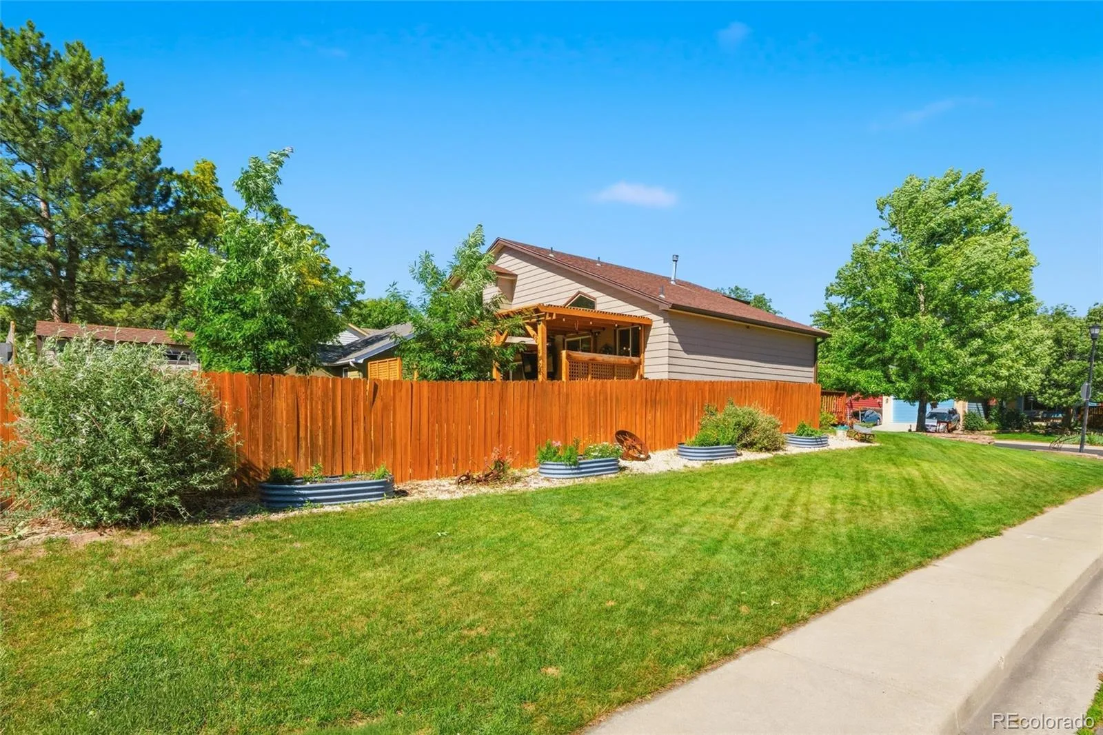 2201 Stuart Street Longmont CO 80501 MLS #REC8640897 06122026081432 1600 28