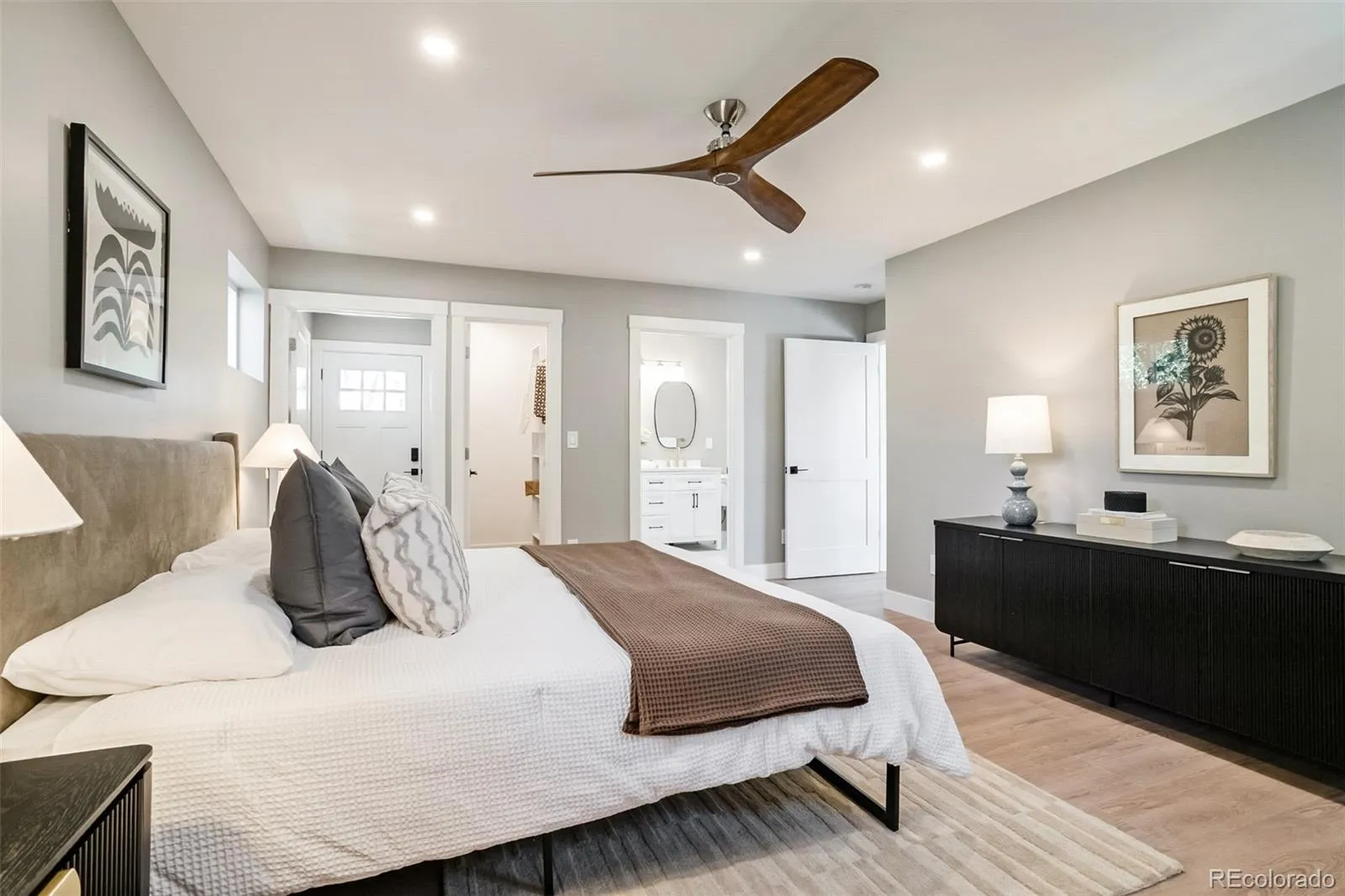 2323 N Niagara Street Denver CO 80207 MLS #REC8677246 05162026160508 1600 24