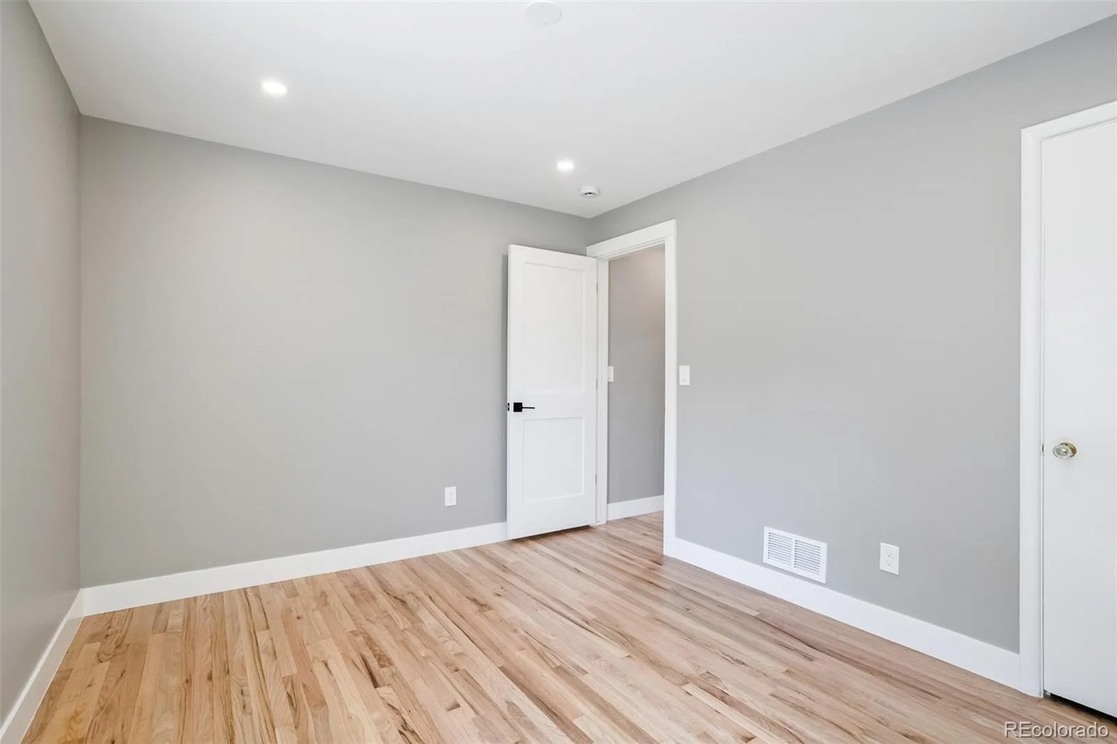 2323 N Niagara Street Denver CO 80207 MLS #REC8677246 05162026160508 1600 29