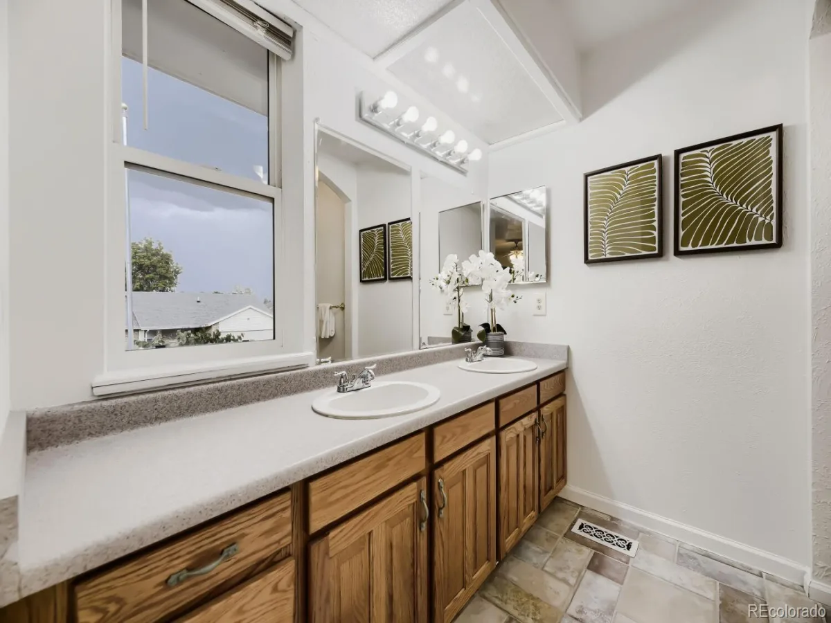 554 S Kittredge Way Aurora CO 80017 | MLS #REC8697142 08202026022757 1200 15