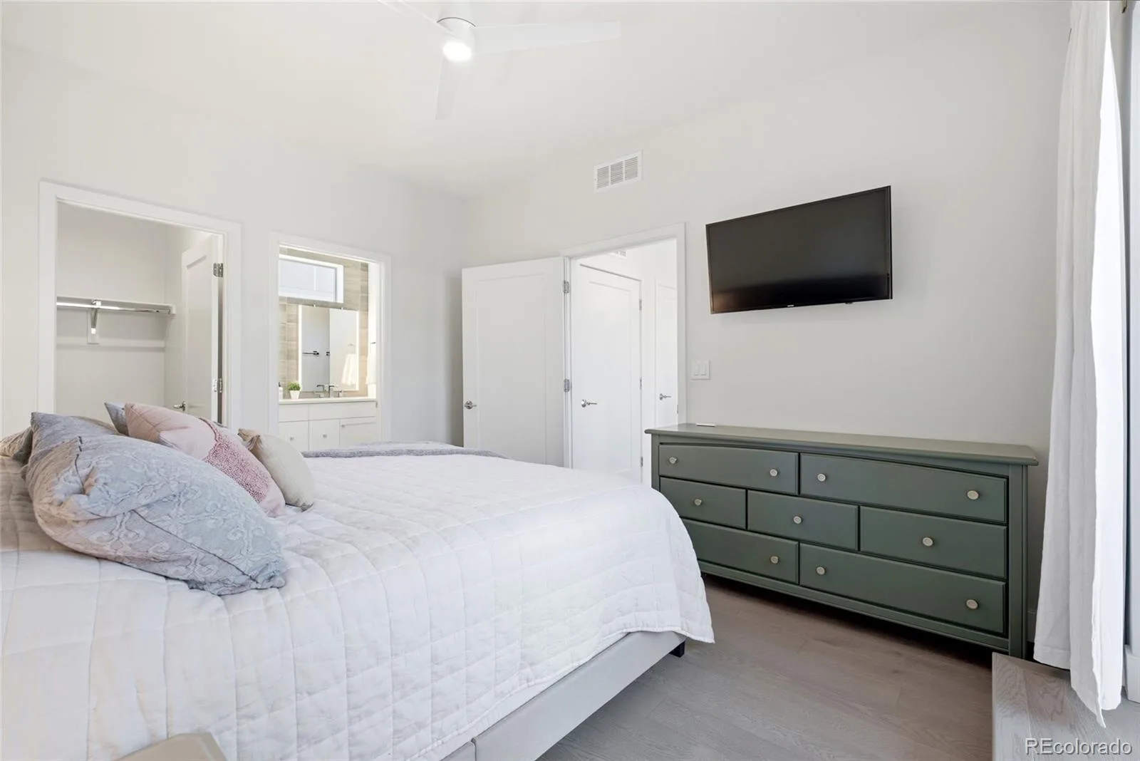 4055 W Conejos Place Denver CO 80204 MLS #REC8697584 06172026003802 1600 23