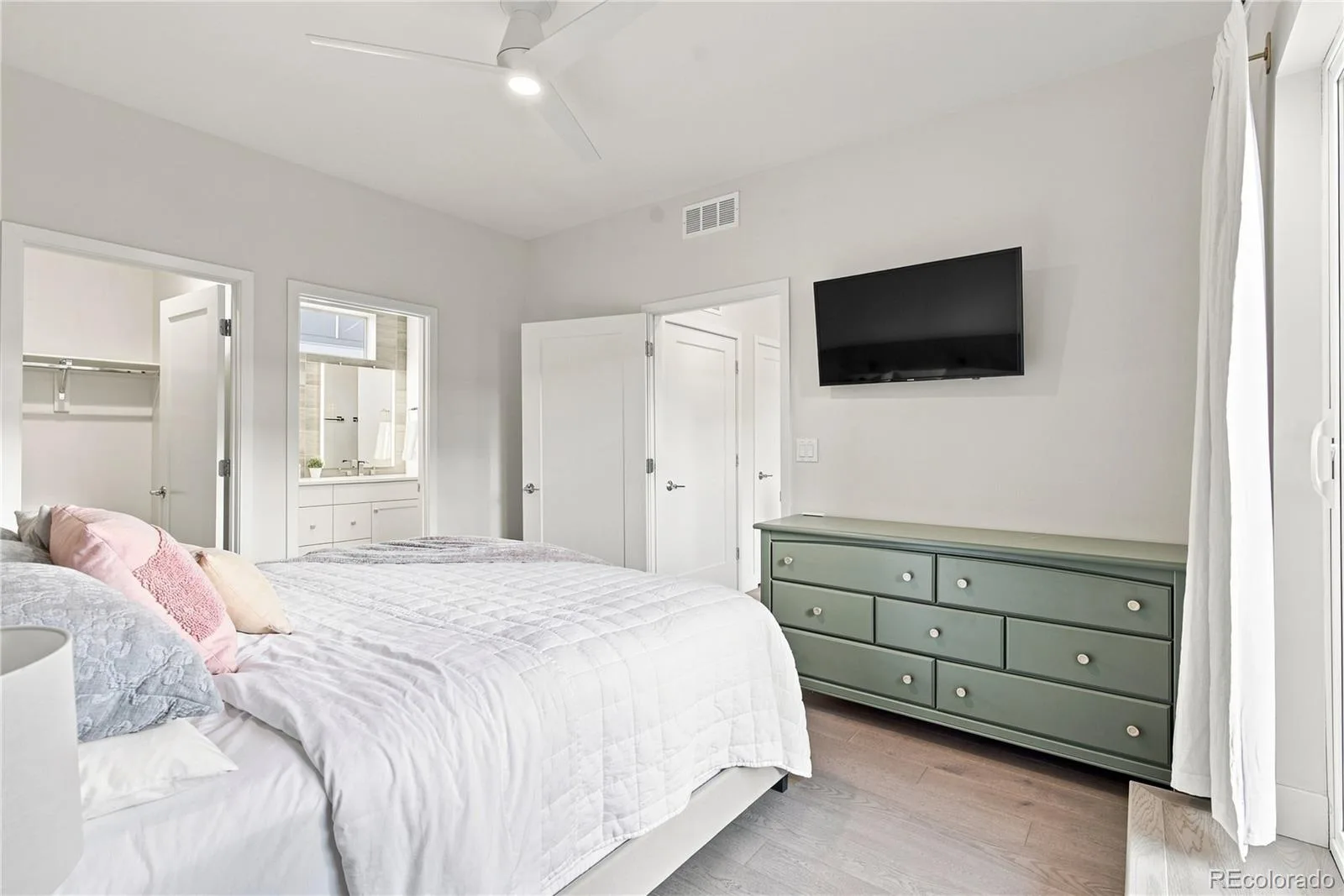 4055 W Conejos Place Denver CO 80204 | MLS #REC8697584 07312026163134 1600 22