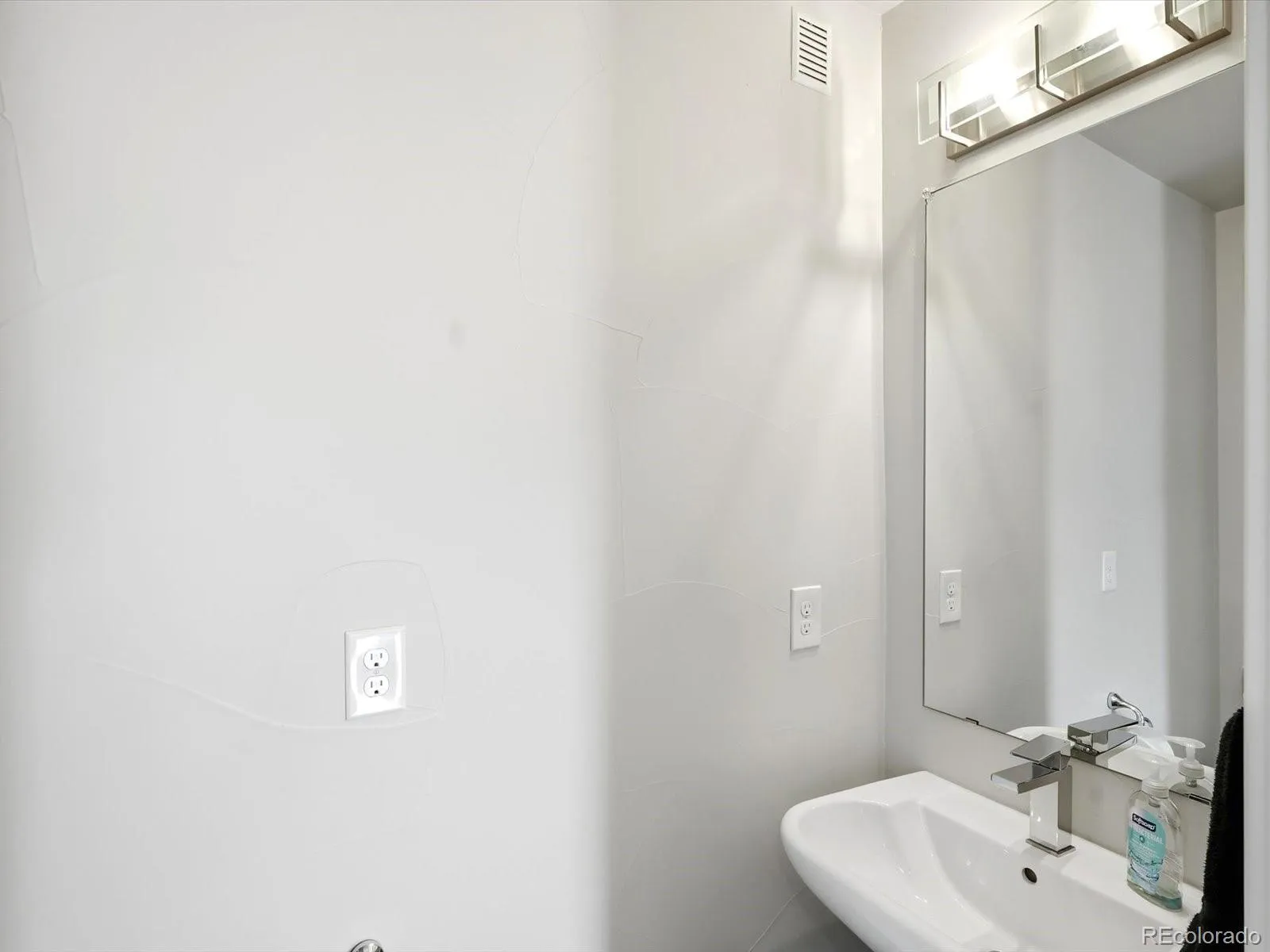 2190 S Birch Street Denver CO 80222 MLS #REC8714931 05222026222639 1600 20