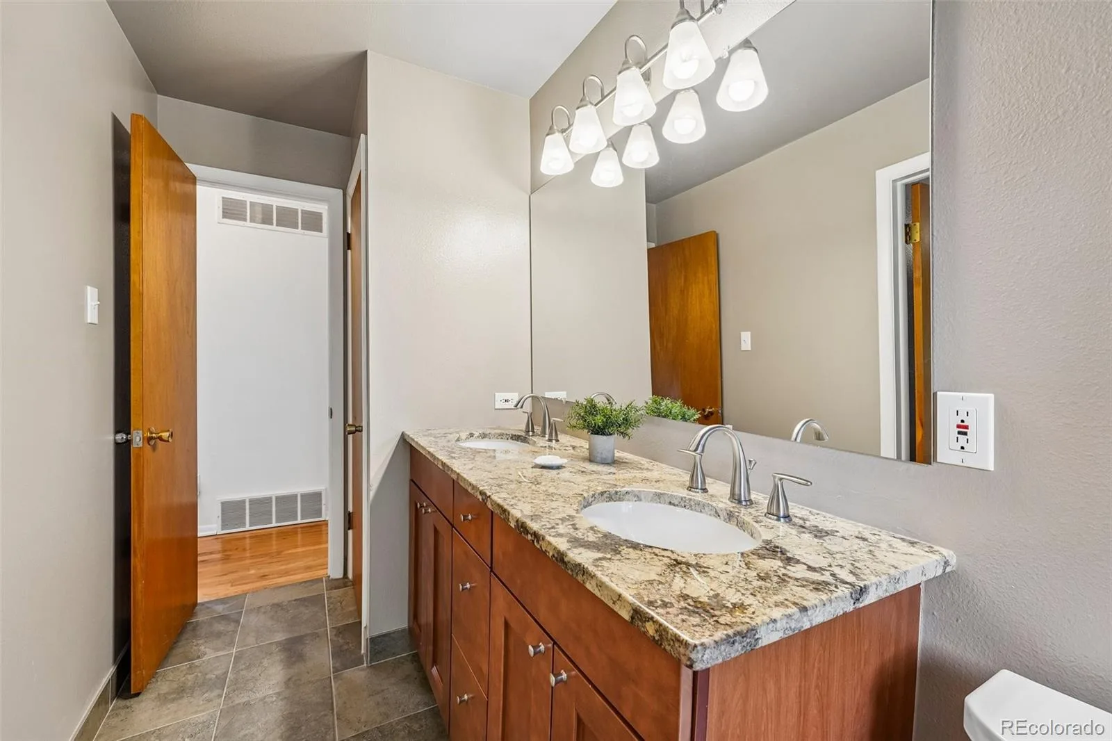 2720 S Chase Way Denver CO 80227 MLS #REC8737363 07152026084443 1600 21