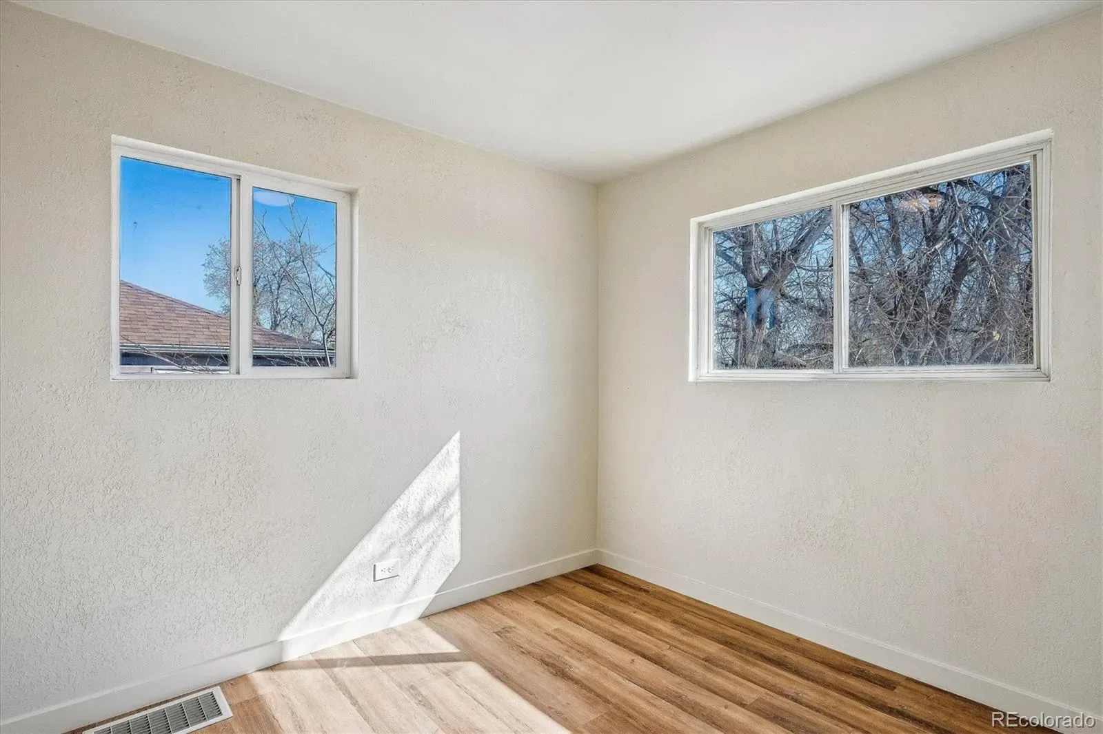 802 Julian Denver CO 80204 MLS #REC8750379 03272026224930 1600 11