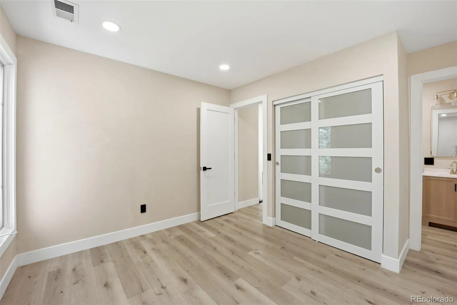 1581 W Briarwood Avenue Littleton CO 80120 MLS #REC8752126 05182026225719 1600 28