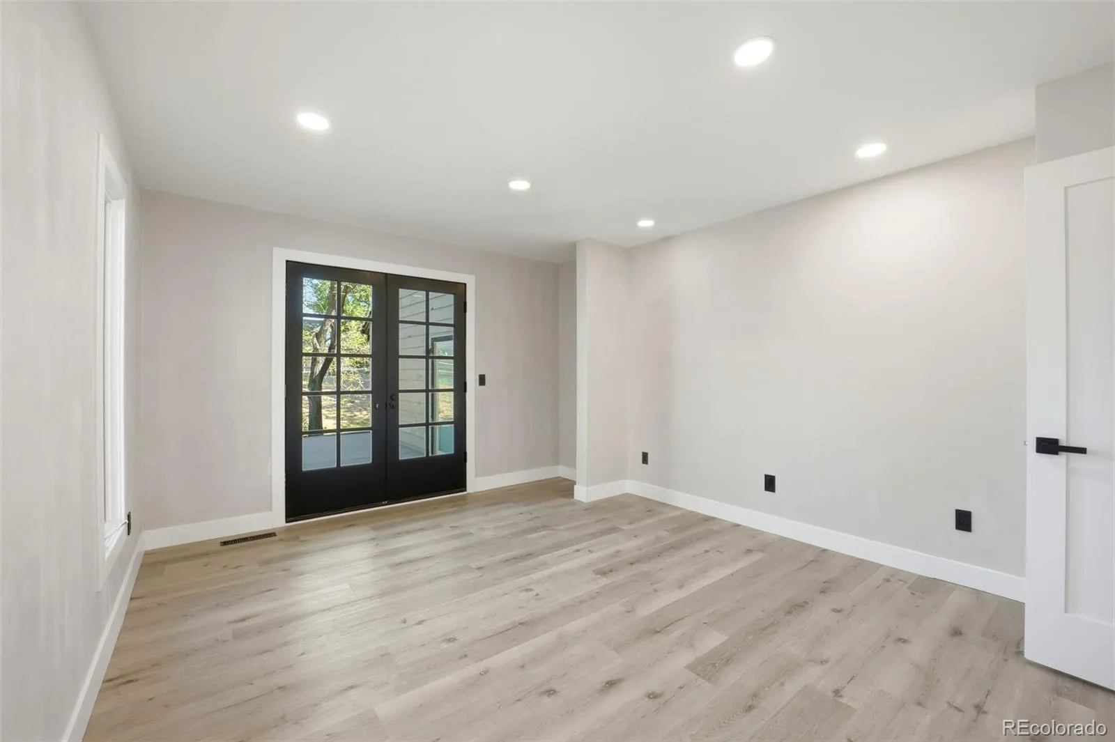 1581 W Briarwood Avenue Littleton CO 80120 MLS #REC8752126 05182026225719 1600 33