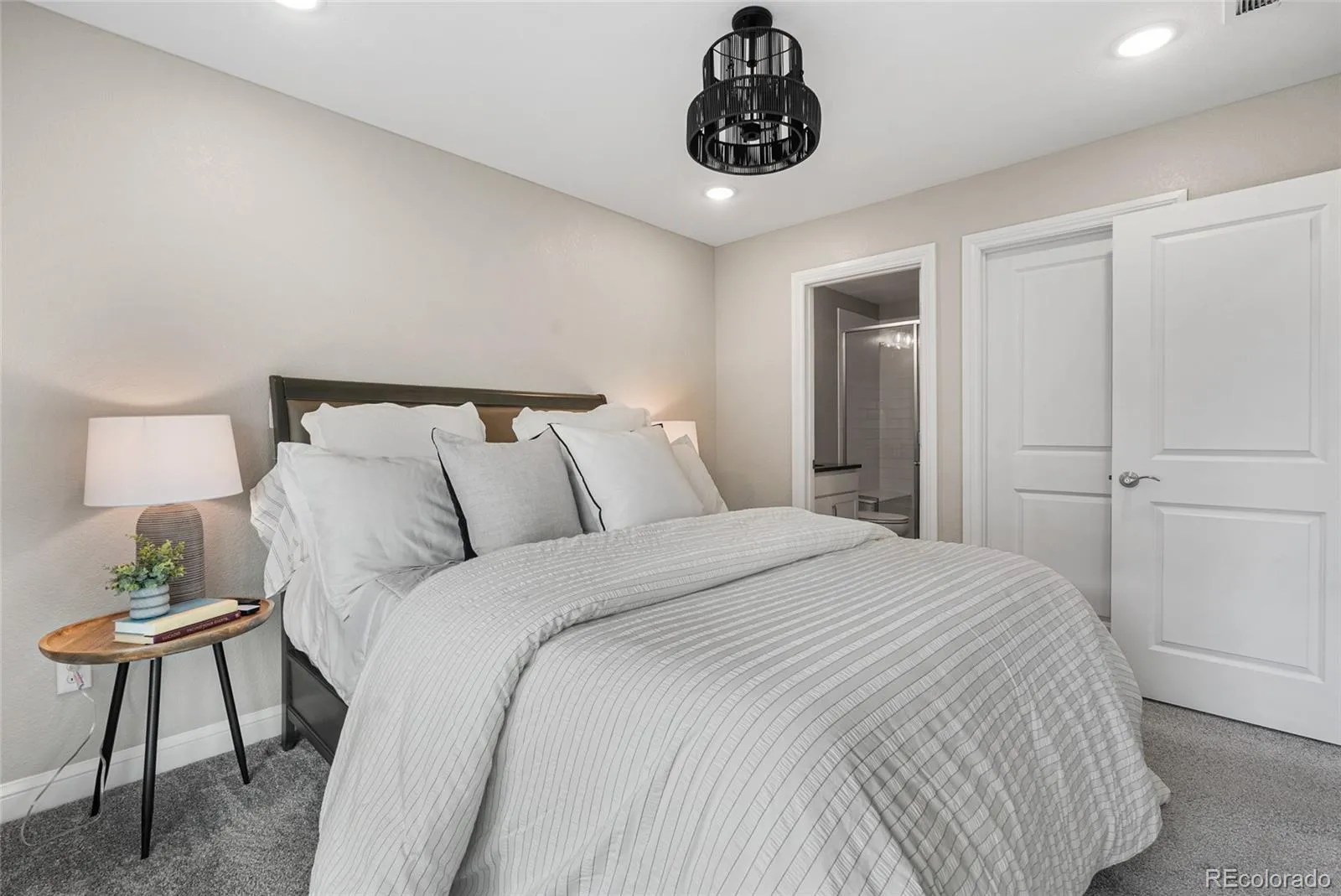 04152026003617 1600 22