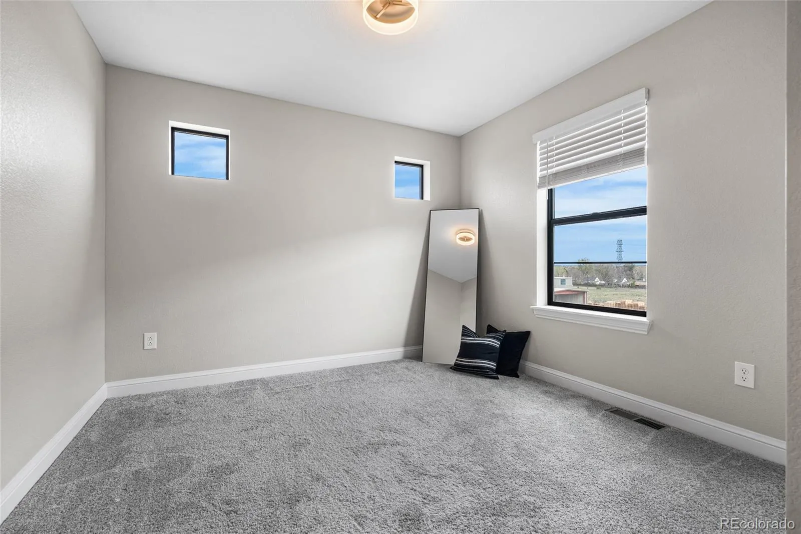 04152026003617 1600 24