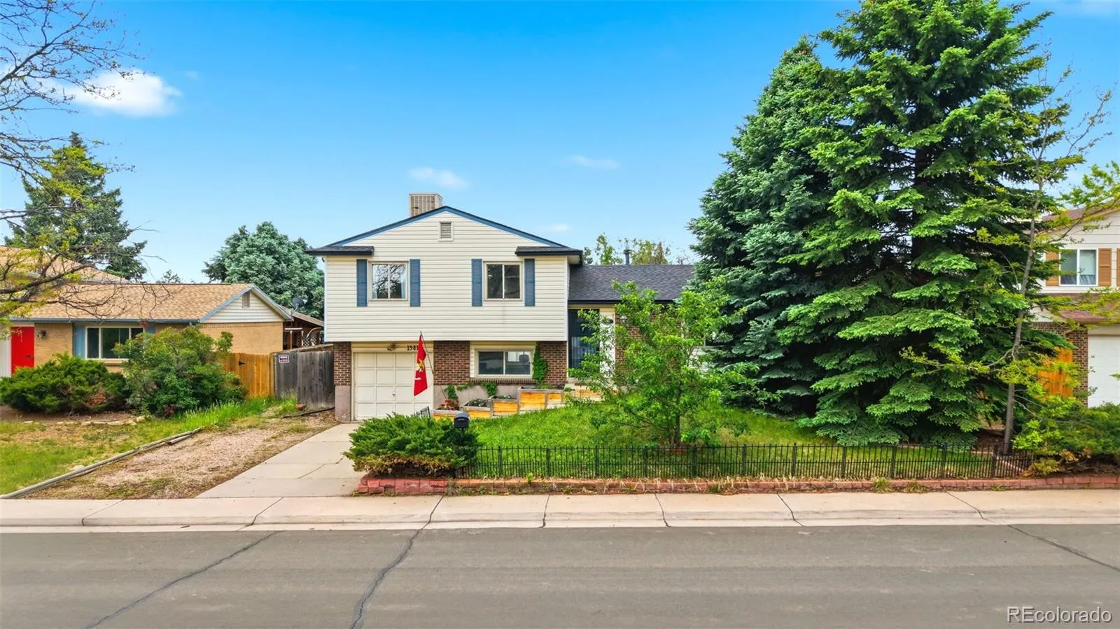 1581 S Fairplay Way Aurora CO 80012 MLS #REC8822492 05262026211901 1600 25