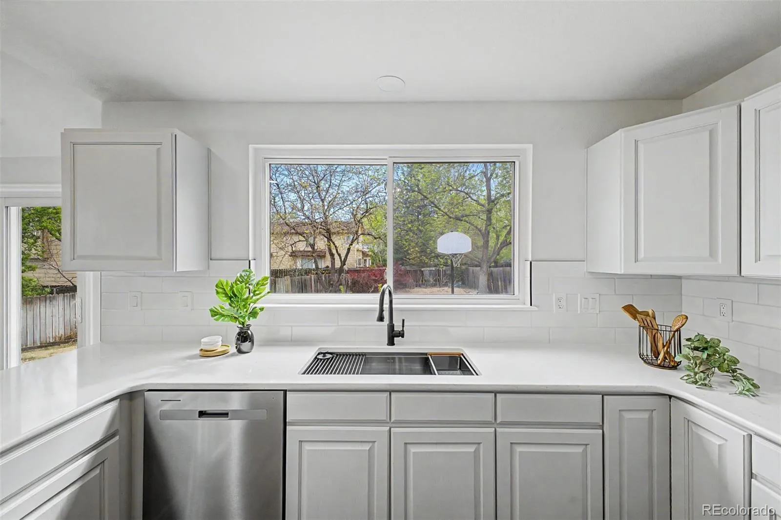 5532 S Lisbon Lane Centennial CO 80015 MLS #REC8836750 04182026022235 1600 19