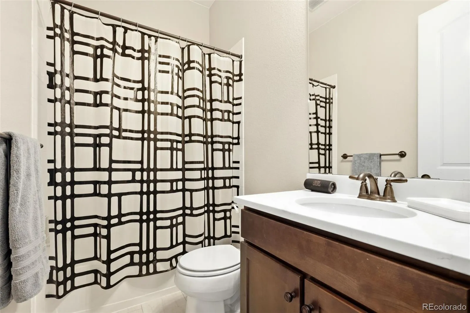 8641 S De Gaulle Court Aurora CO 80016 MLS #REC8896848 05112026161500 1600 22