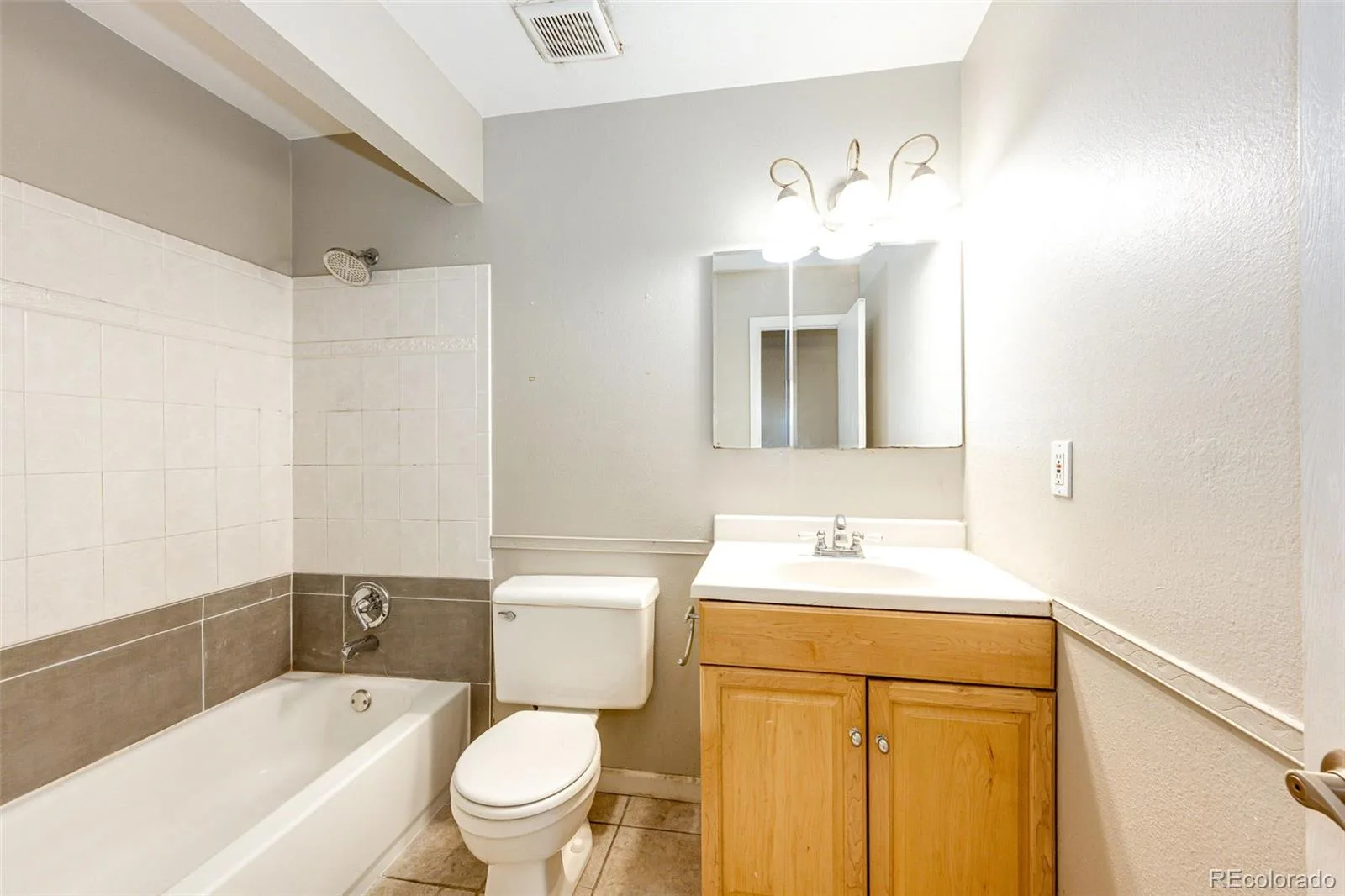 4674 S Estes Street Littleton CO 80123 | MLS #REC8910602 06022026063152 1600 14