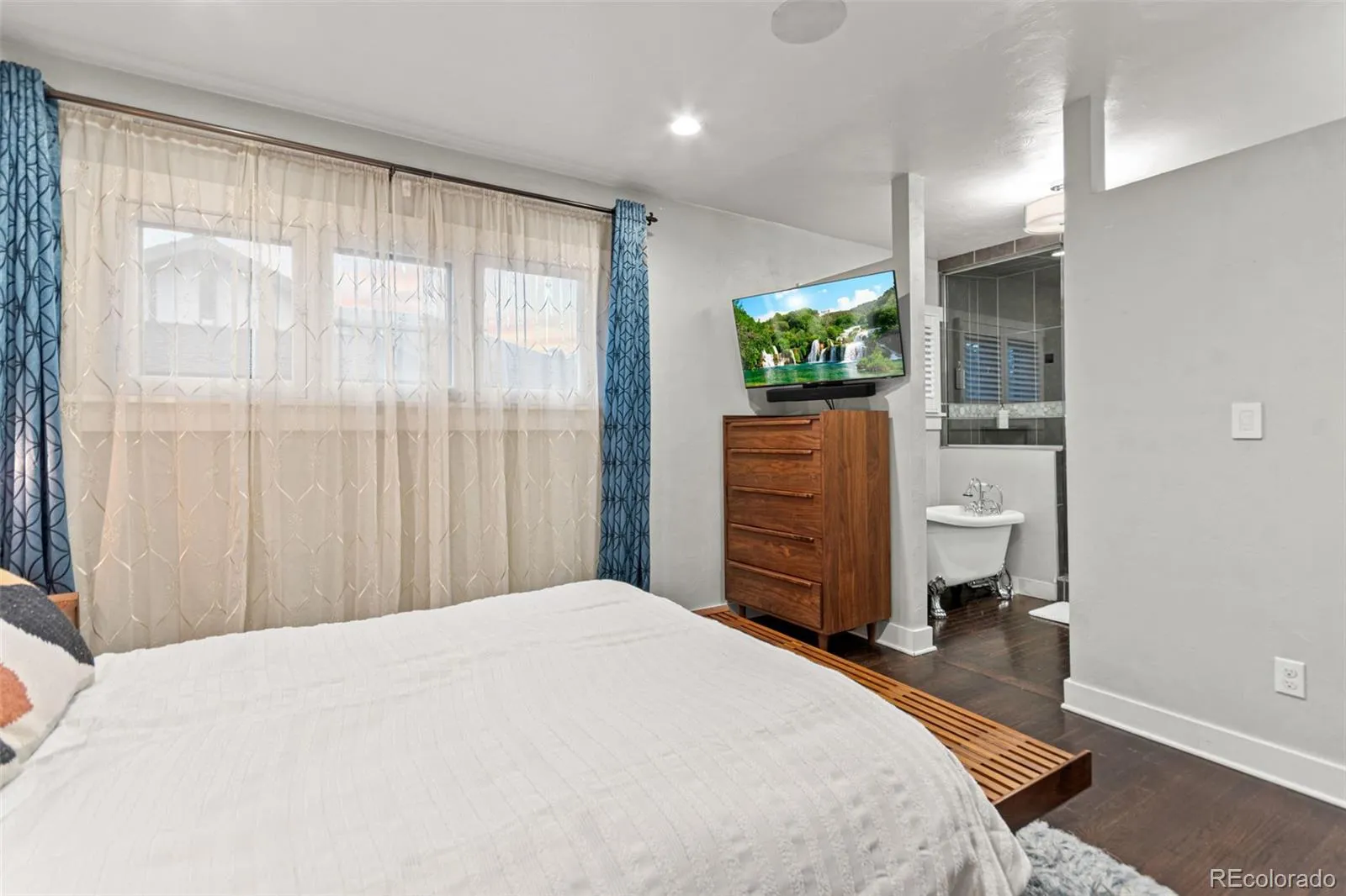 04162026235209 1600 14