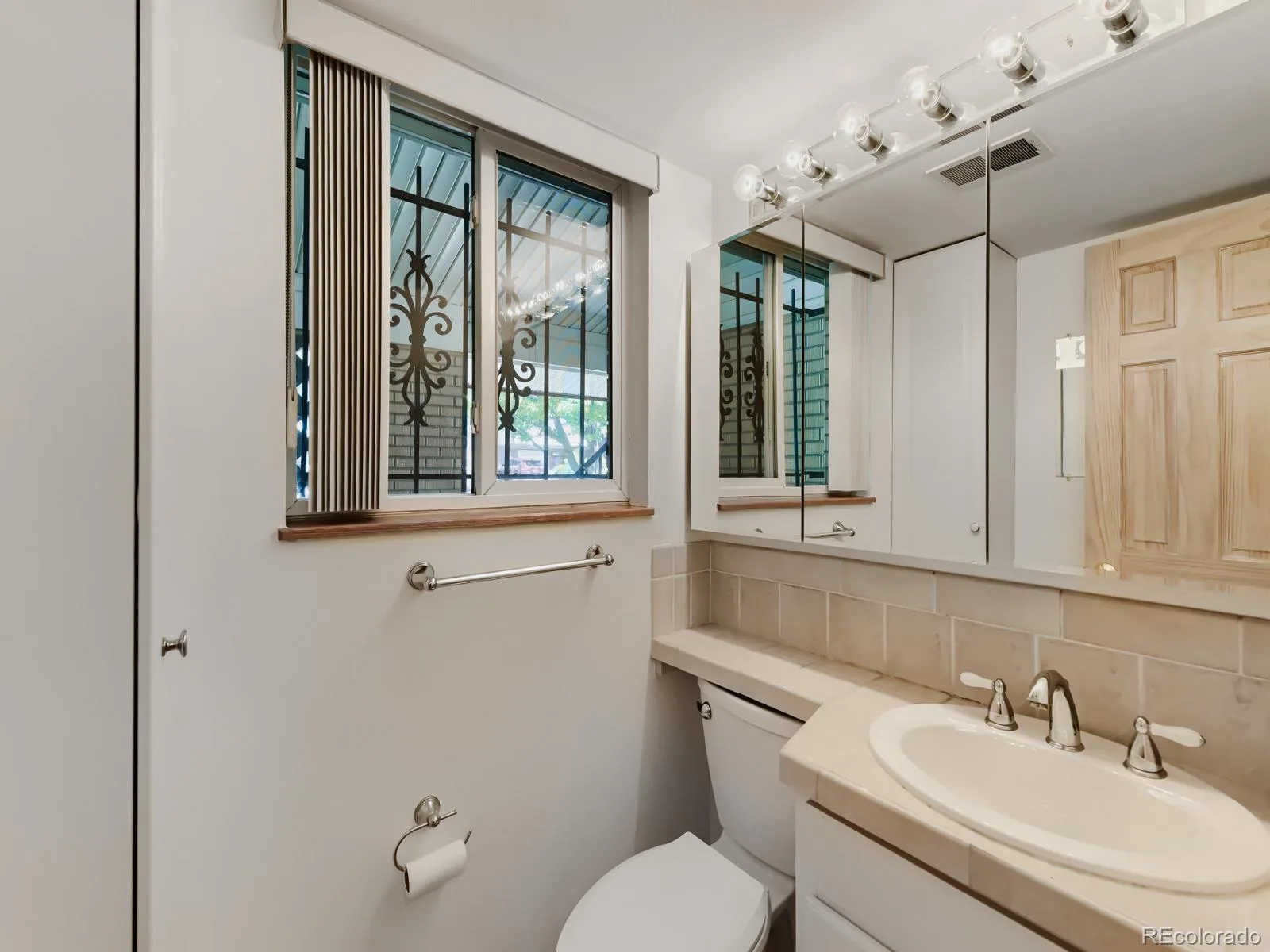 868 S Johnson Court Lakewood CO 80226 MLS #REC9044941 06202026000250 1600 10
