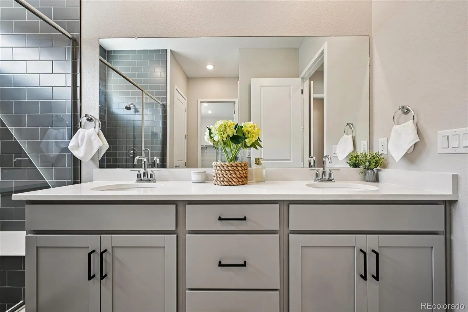 8735 S Quemoy Street Aurora CO 80016 MLS #REC9046442 04102026222243 1600 41