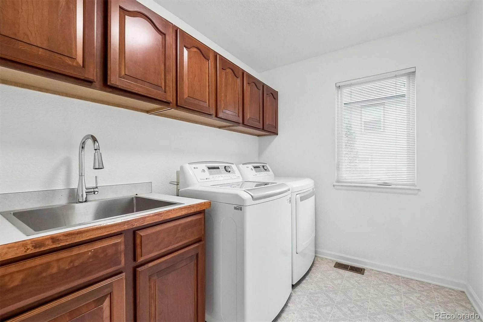 6129 S Newark Way Englewood CO 80111 | MLS #REC9080243 08112026172811 1600 11