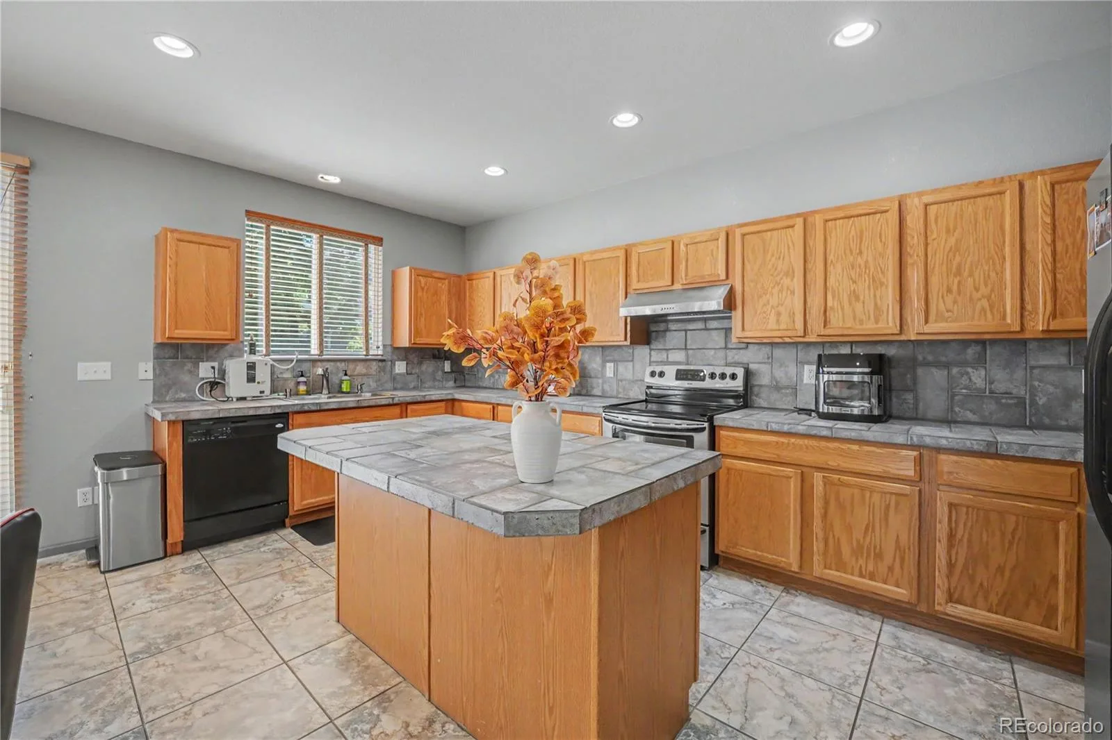 9204 W Radcliffe Place Littleton CO 80123 | MLS #REC9097798 08262026011527 1600 10