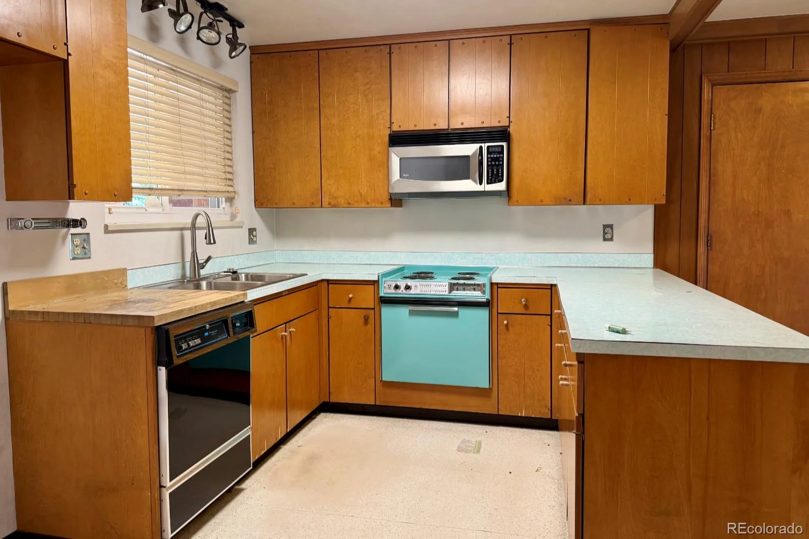 1114 S Oakland Street Aurora CO 80012 | MLS #REC9147844 08132026001528 1600 2