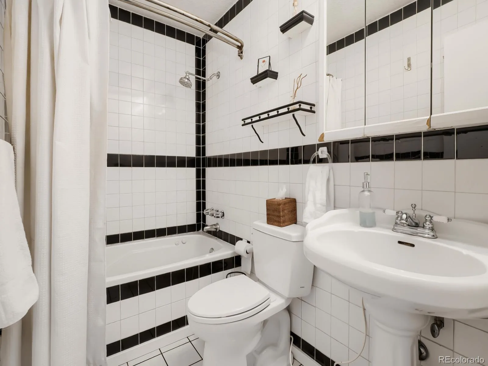 5533 Raritan Way Denver CO 80221 | MLS #REC9152774 08212026225943 1600 13